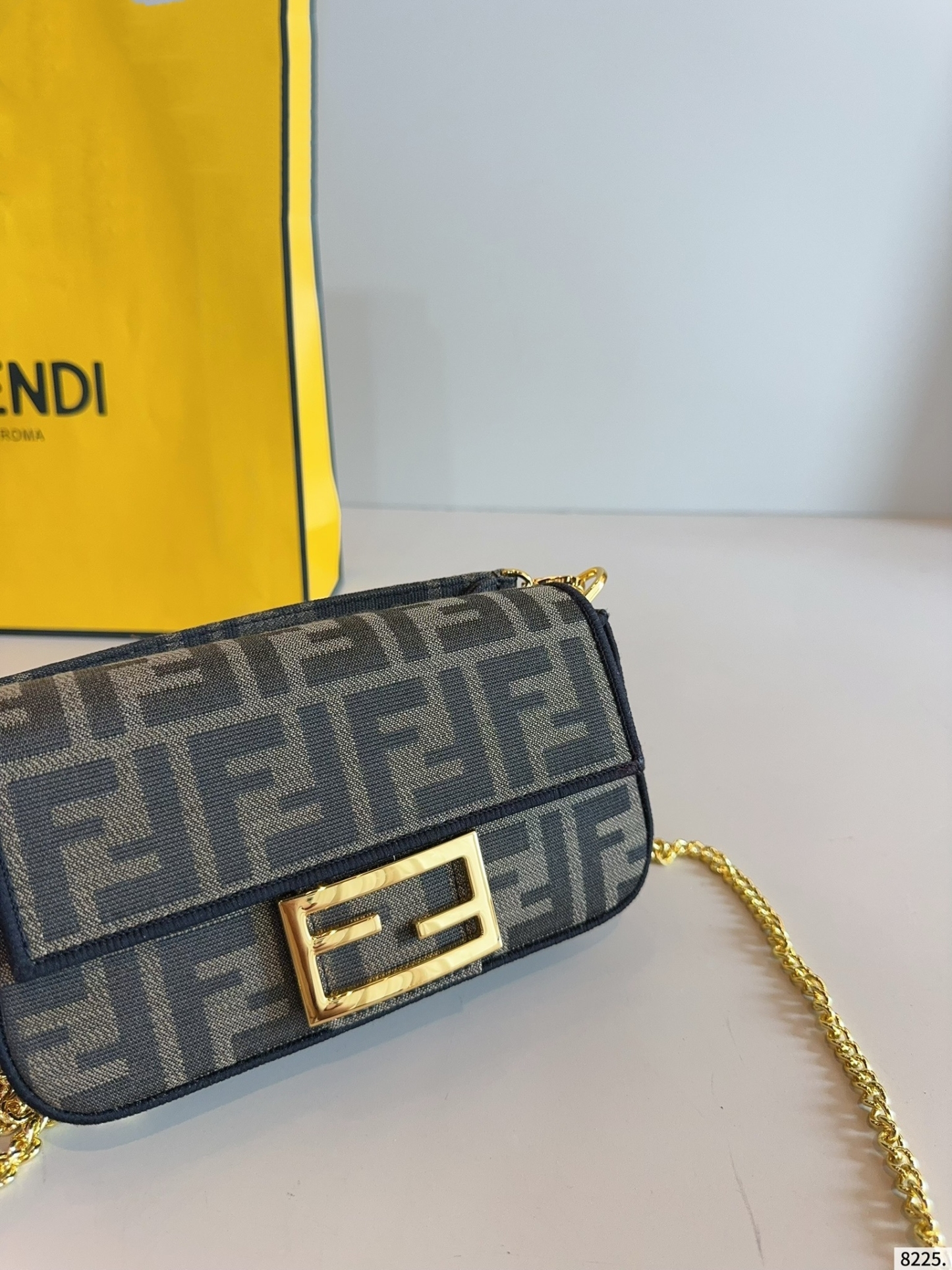 【FENDI公式旗艦店】フェンディ BAGUETTE クロスボディバッグ