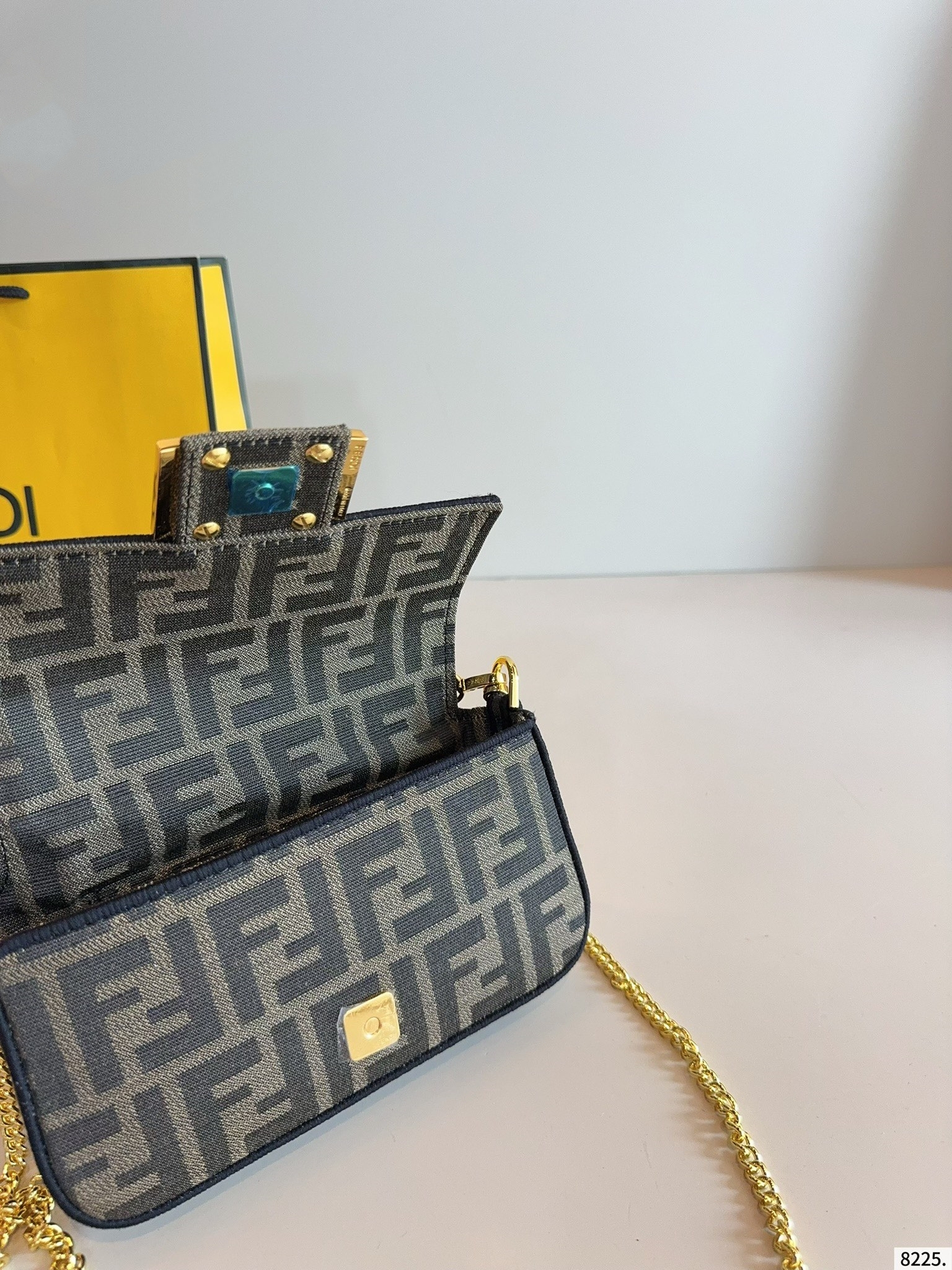 【FENDI公式旗艦店】フェンディ BAGUETTE クロスボディバッグ