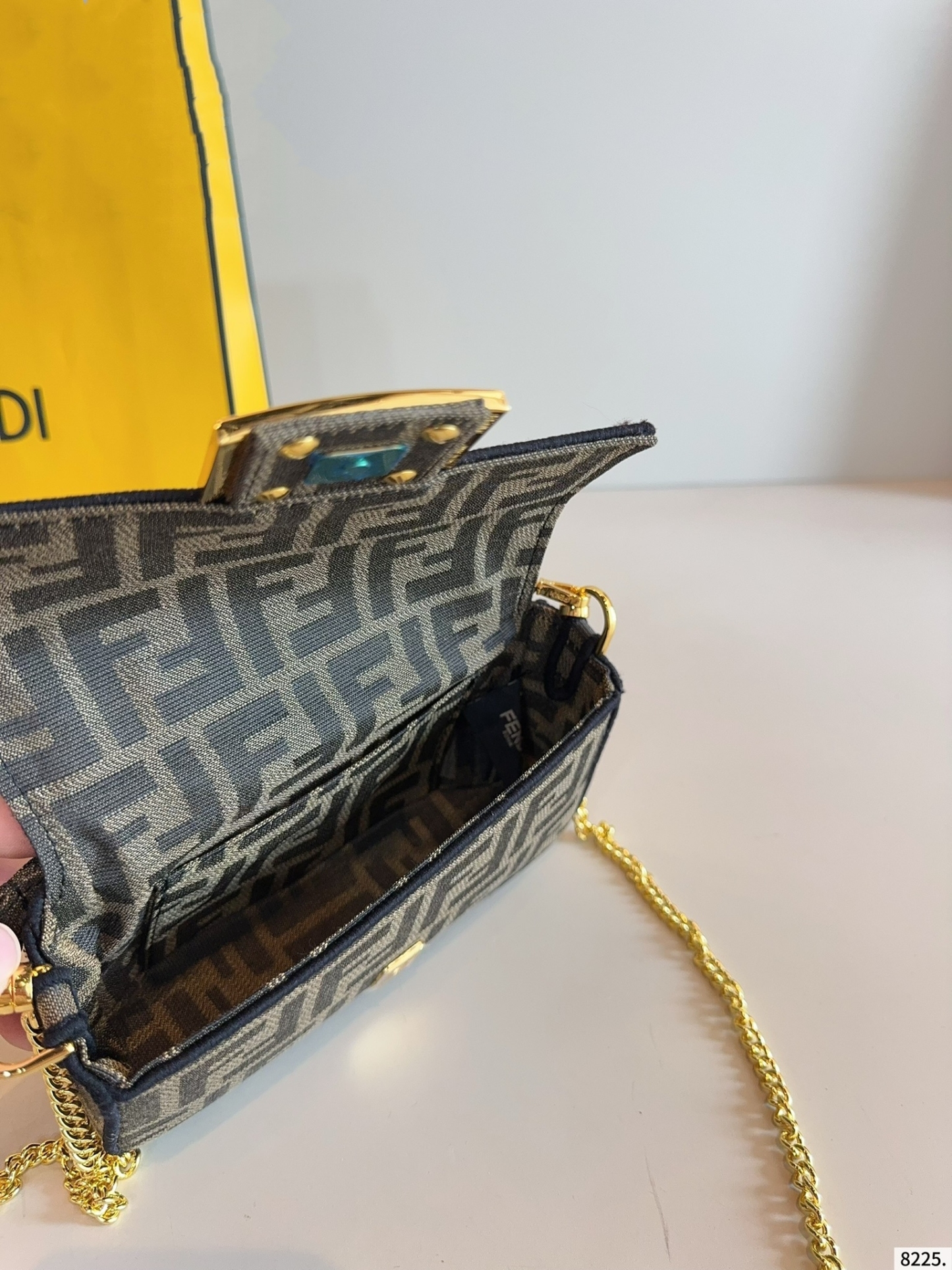 【FENDI公式旗艦店】フェンディ BAGUETTE クロスボディバッグ