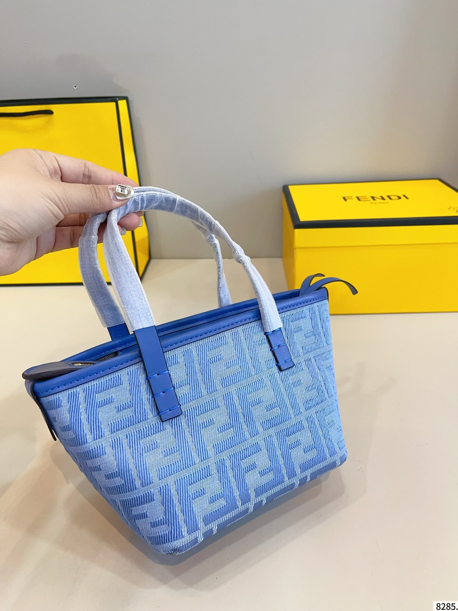 【FENDI公式旗艦店】フェンディ ROLL デニムのハンドバッグ
