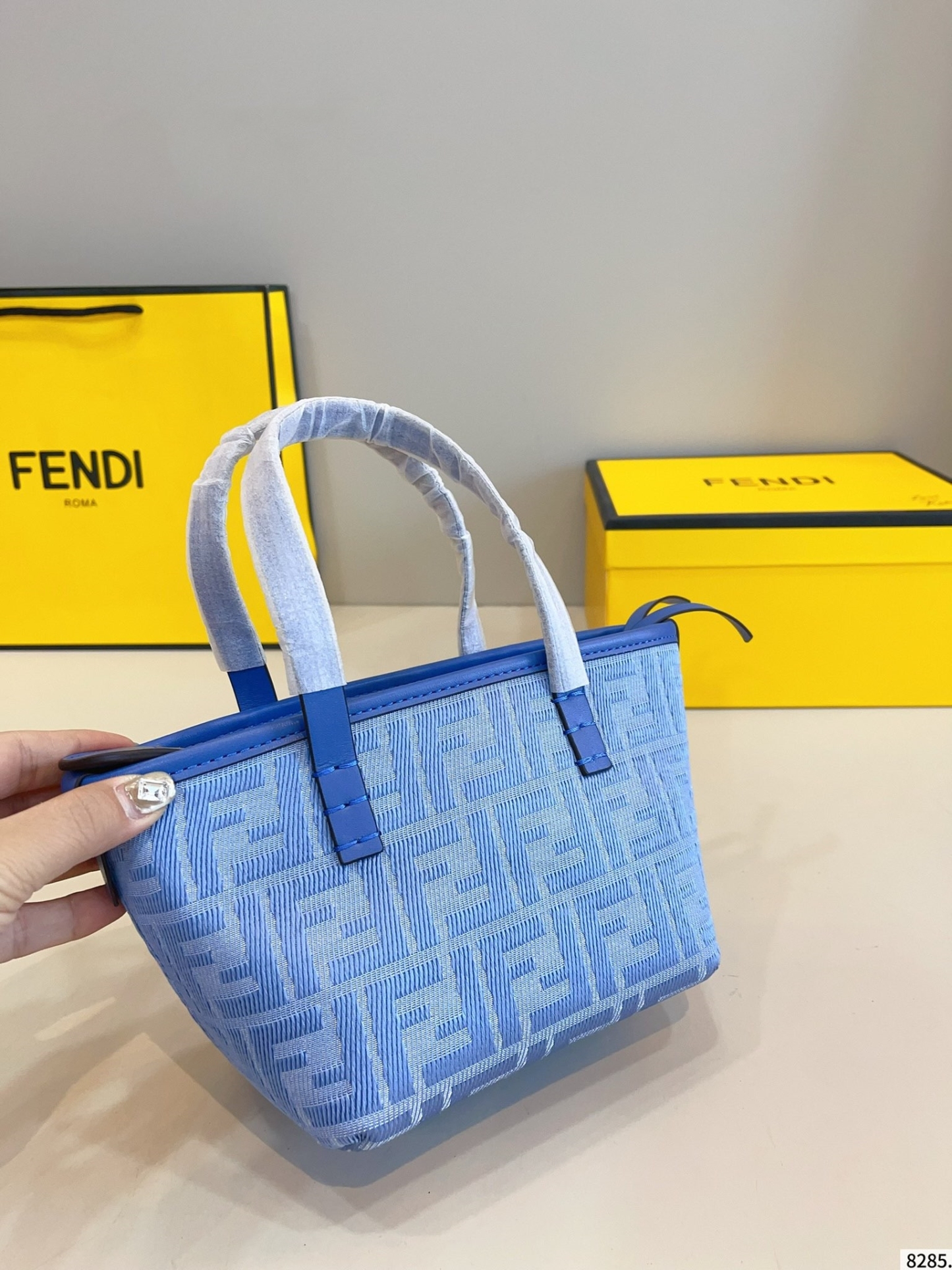 【FENDI公式旗艦店】フェンディ ROLL デニムのハンドバッグ