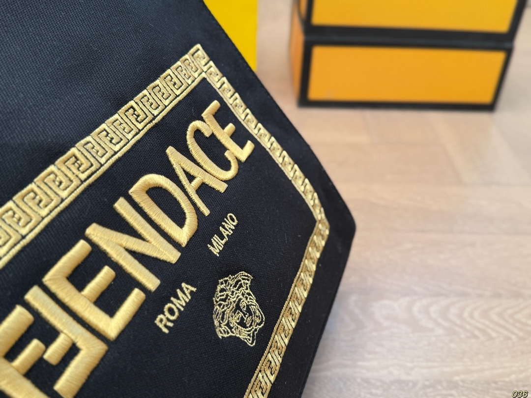 【FENDI x VERSACE旗艦店】FENDACE 連名のトートバッグ