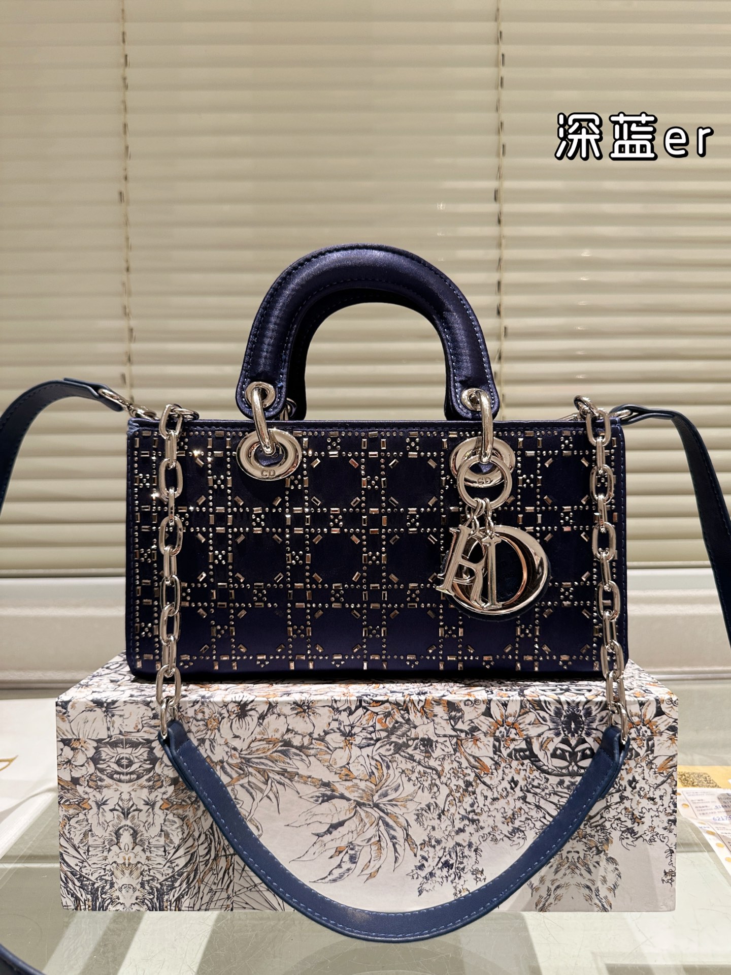 【DIOR公式旗艦店】ディオール Lady D-joy ショルダーバッグを提げてい