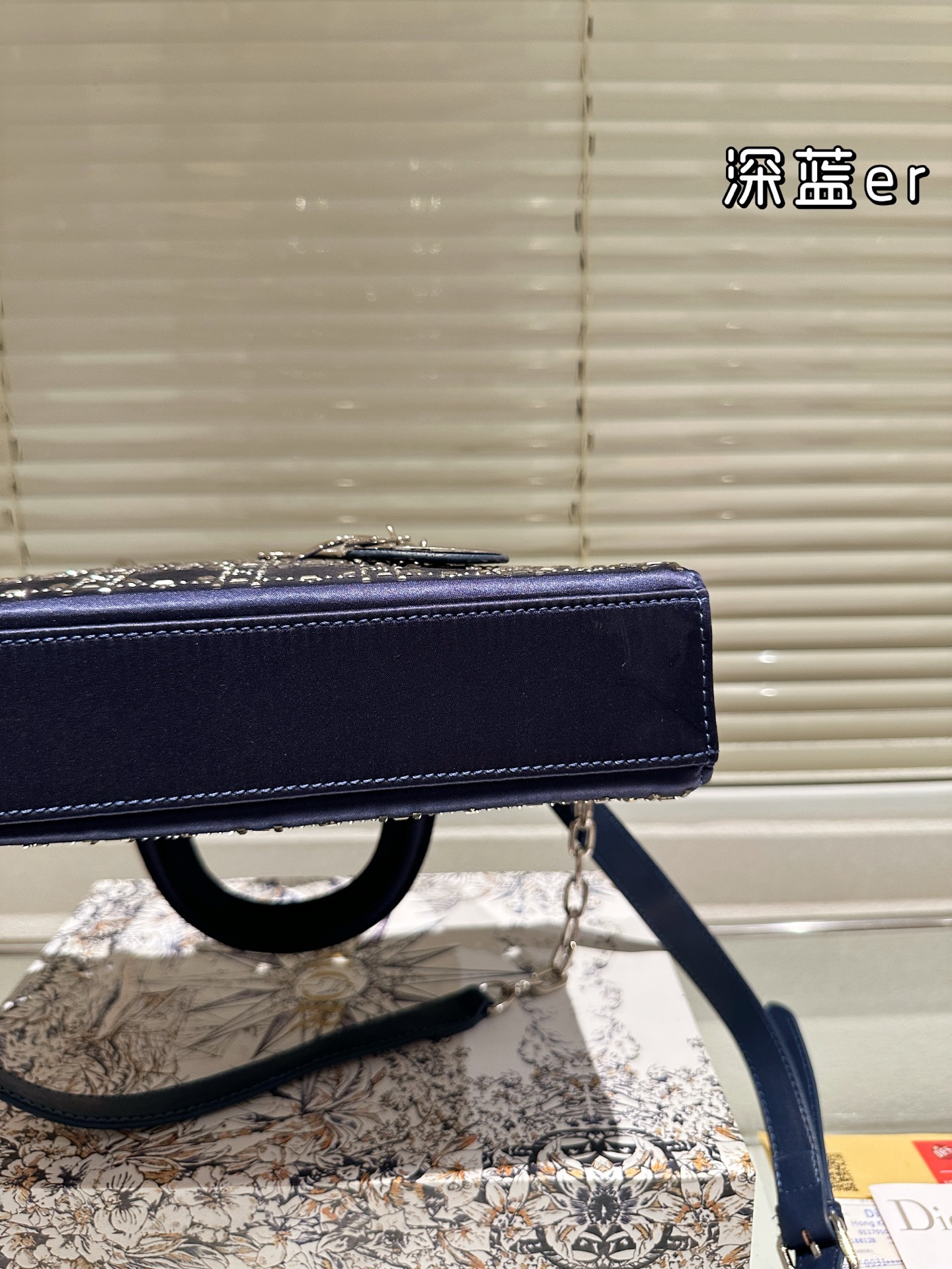 【DIOR公式旗艦店】ディオール Lady D-joy ショルダーバッグを提げてい