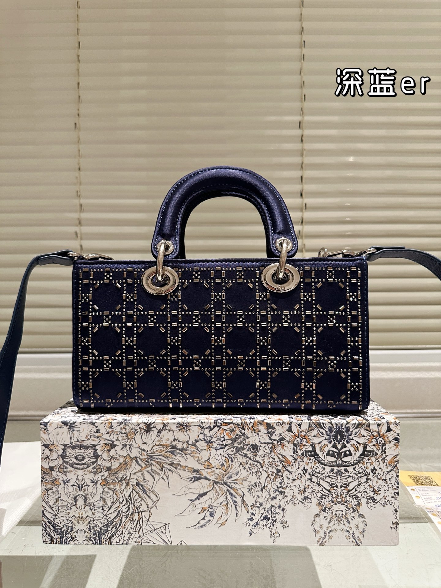 【DIOR公式旗艦店】ディオール Lady D-joy ショルダーバッグを提げてい