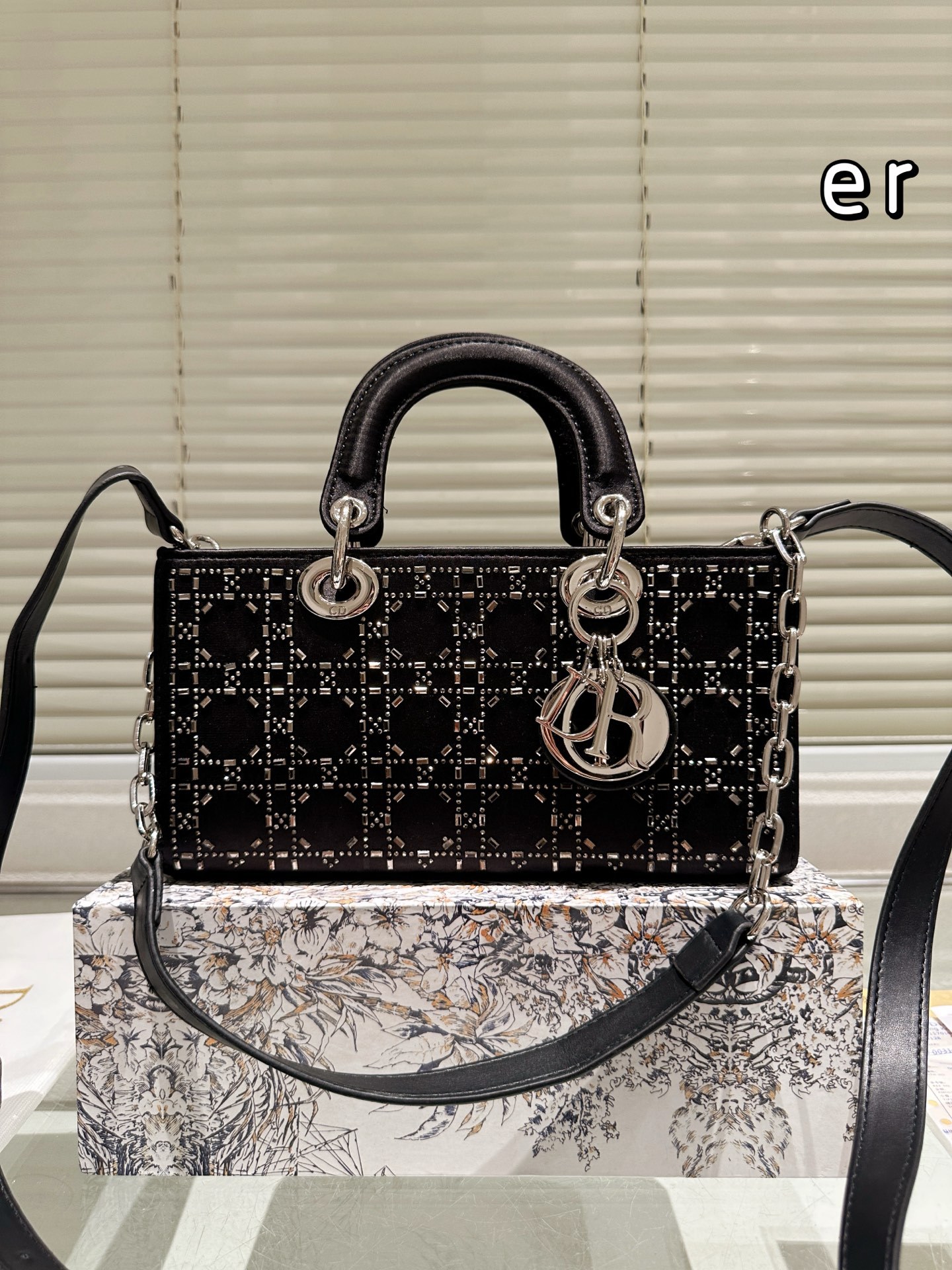 【DIOR公式旗艦店】ディオール Lady D-joy ショルダーバッグを提げてい