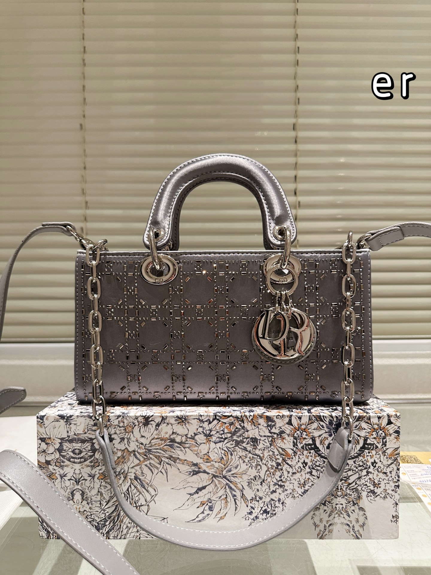 【DIOR公式旗艦店】ディオール Lady D-joy ショルダーバッグを提げてい