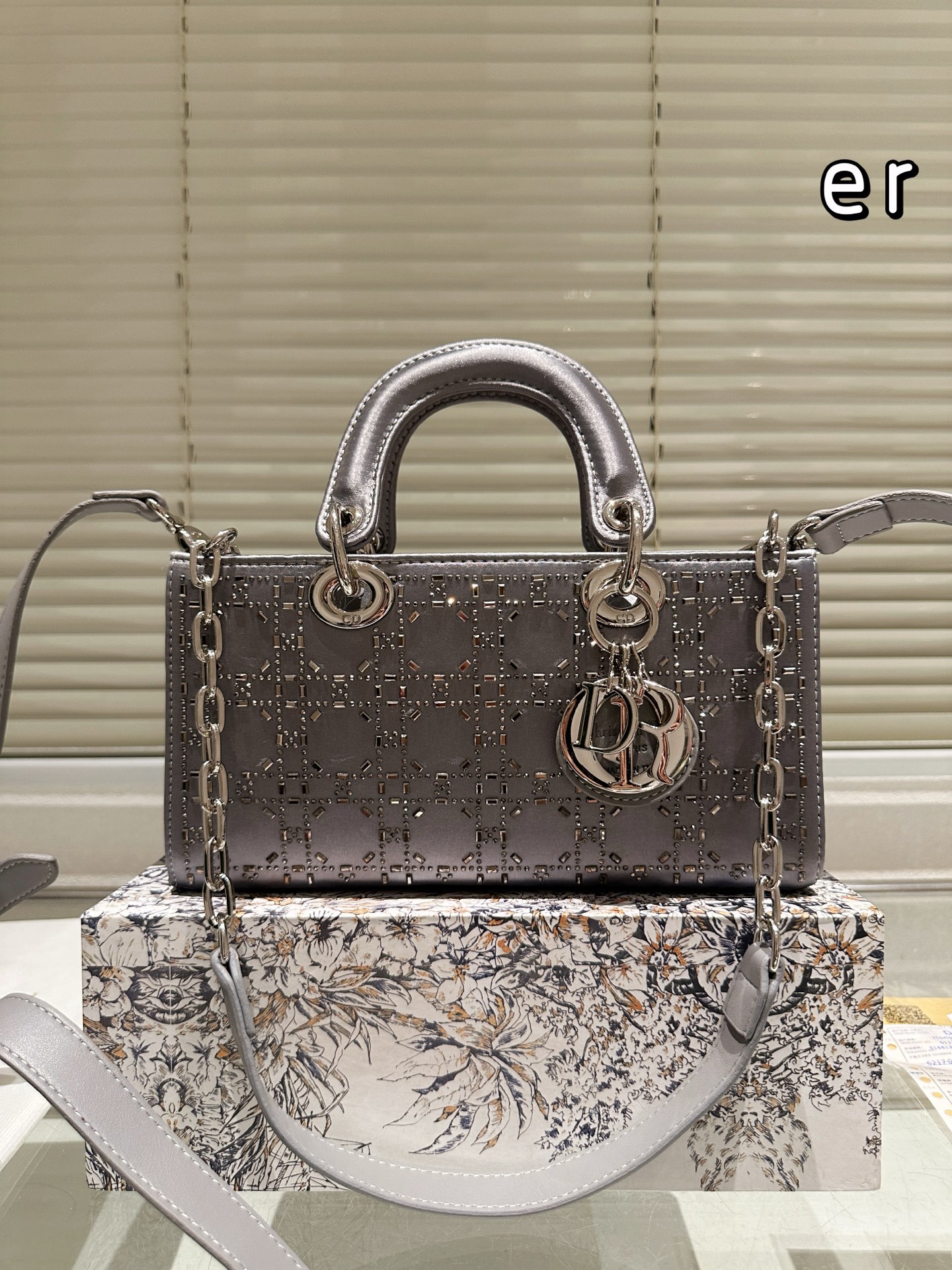 【DIOR公式旗艦店】ディオール Lady D-joy ショルダーバッグを提げてい