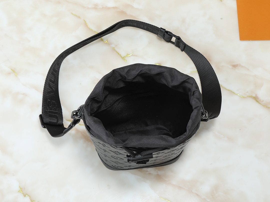 LOUIS VUITTON ルイヴィトン M82248 Noé ショルダーバッグ