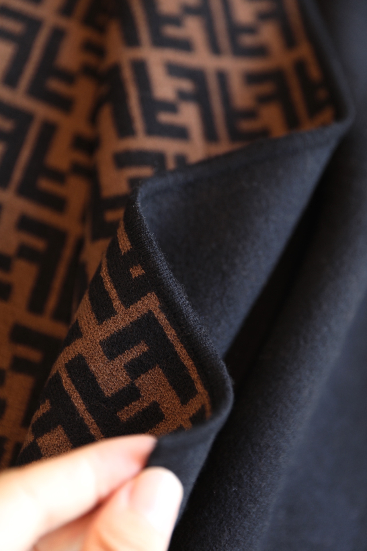 【FENDI旗艦店】フェンディ マント ショール ご好評に付き再入荷！