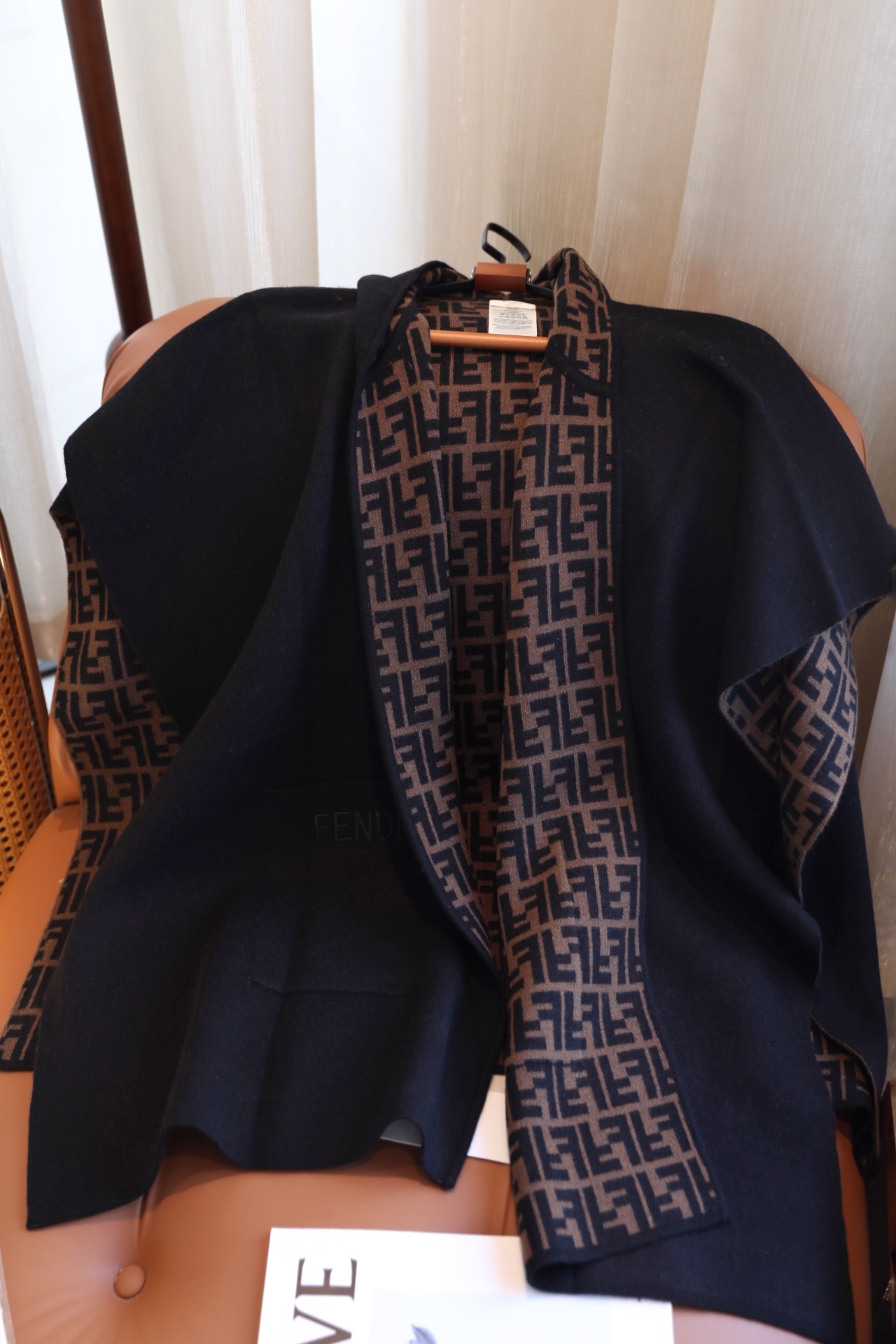 【FENDI旗艦店】フェンディ マント ショール ご好評に付き再入荷！