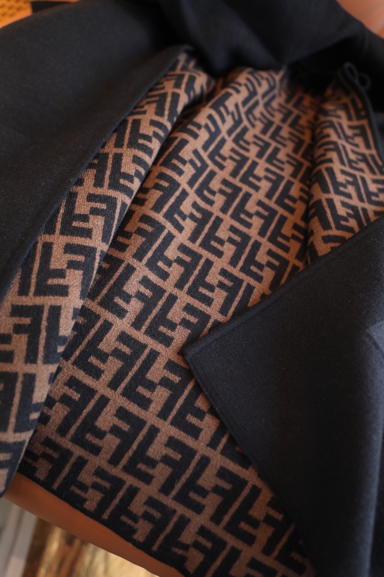 【FENDI旗艦店】フェンディ マント ショール ご好評に付き再入荷！