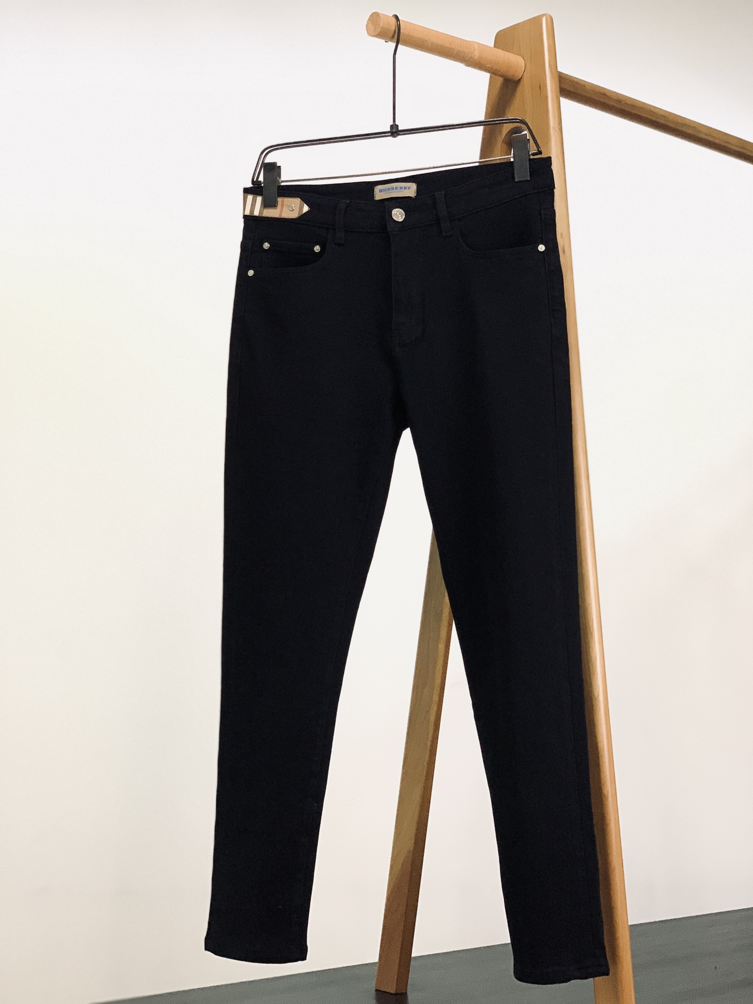 【BURBERRY公式旗艦店】バーバリー ジーパン、ご好評に付き再入荷！