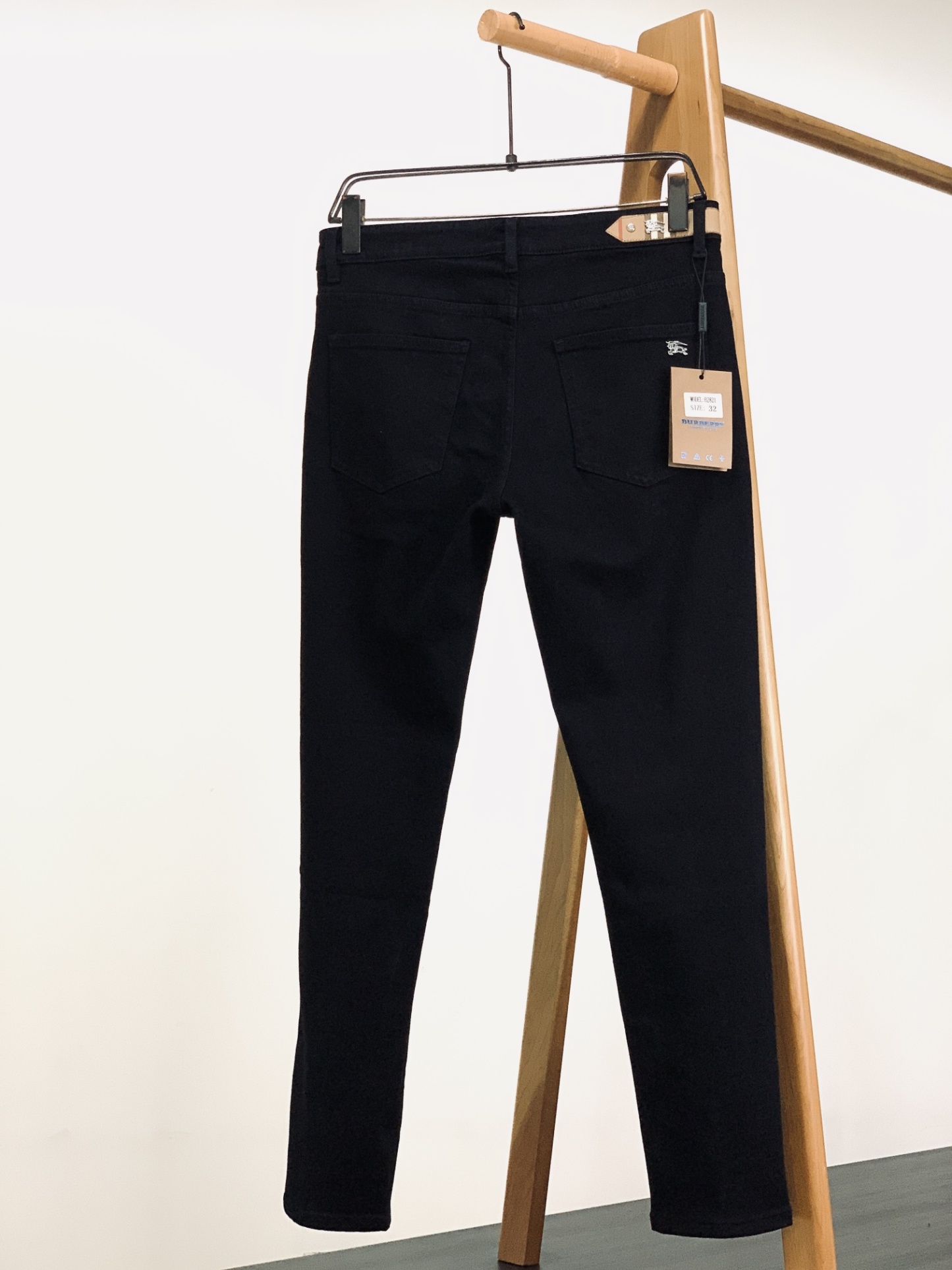 【BURBERRY公式旗艦店】バーバリー ジーパン、ご好評に付き再入荷！