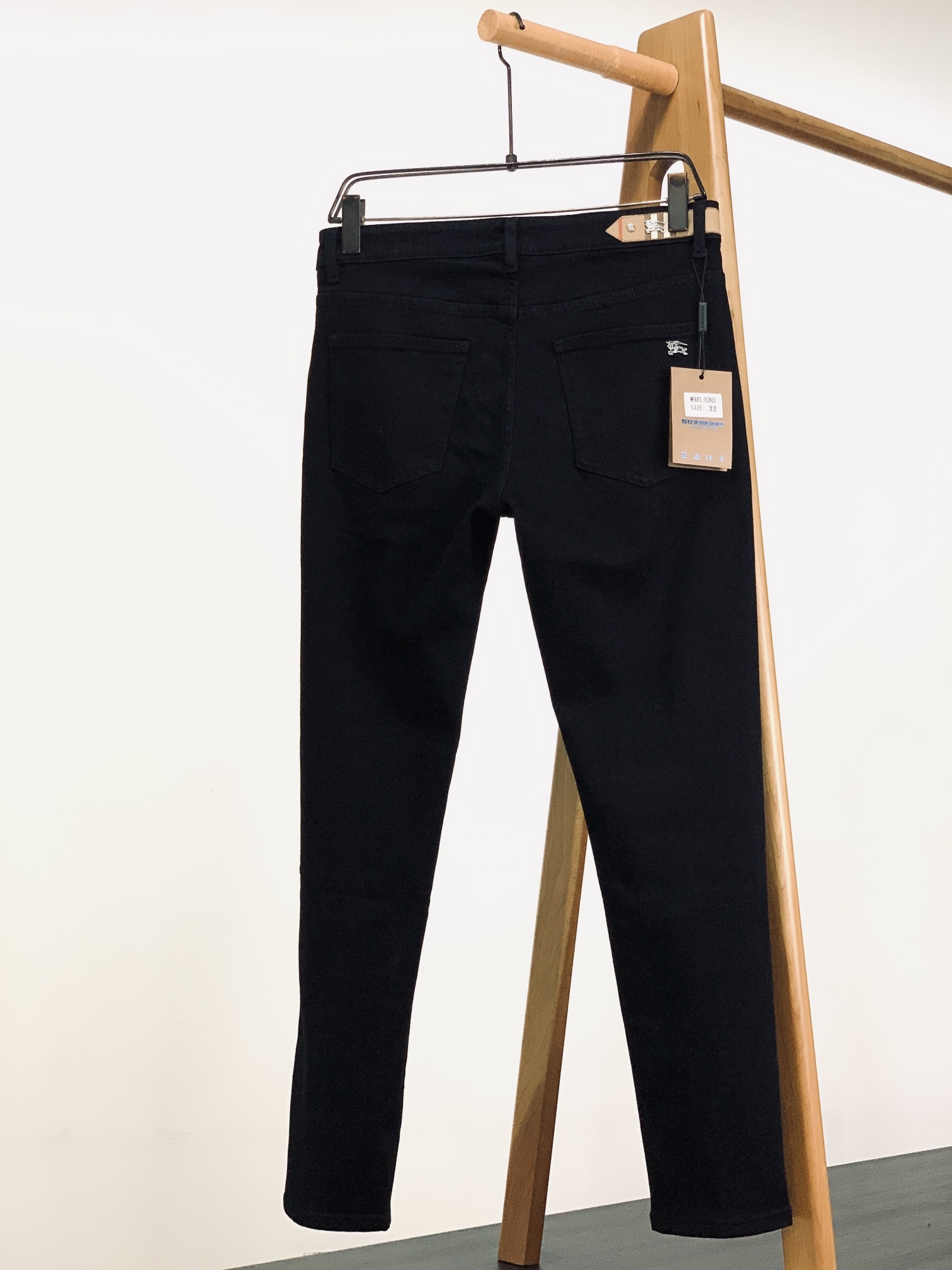 【BURBERRY公式旗艦店】バーバリー ジーパン、ご好評に付き再入荷！