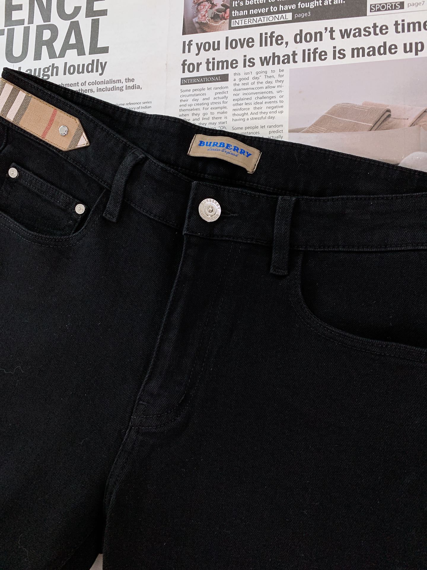 【BURBERRY公式旗艦店】バーバリー ジーパン、ご好評に付き再入荷！