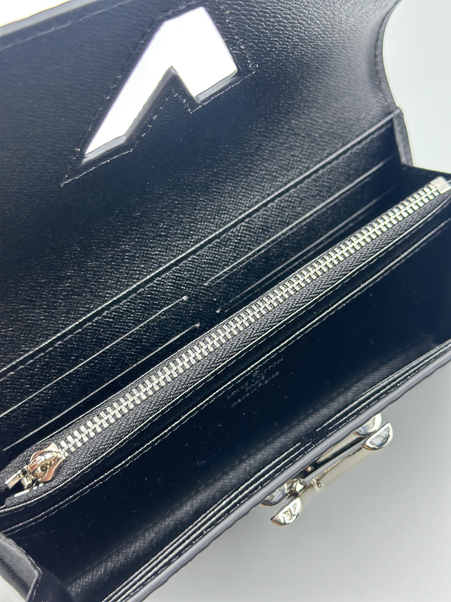 LOUIS VUITTON ルイヴィトン LV Twist 財布 シルバー金具 M61179