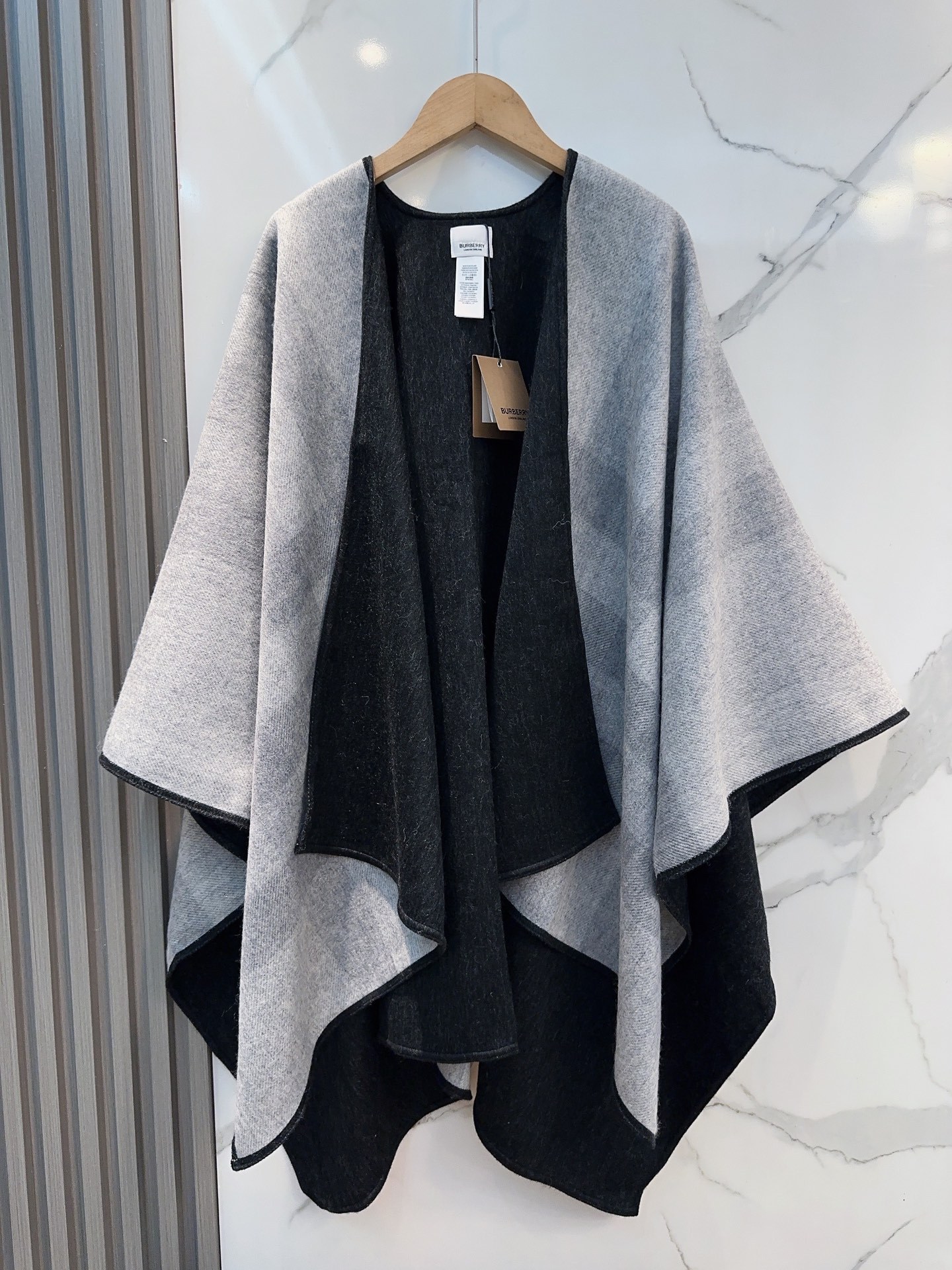 【BURBERRY旗艦店】バーバリー マント ショール ご好評に付き再入荷！