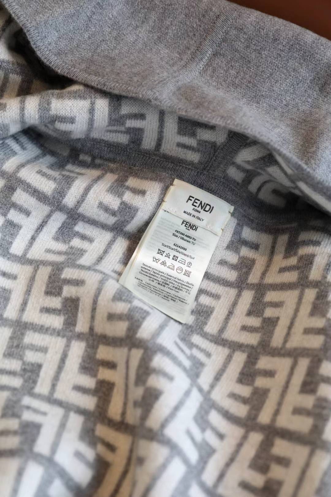 【FENDI旗艦店】フェンディ マント ショール ご好評に付き再入荷！