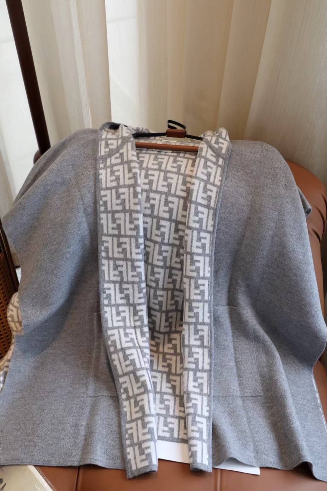 【FENDI旗艦店】フェンディ マント ショール ご好評に付き再入荷！