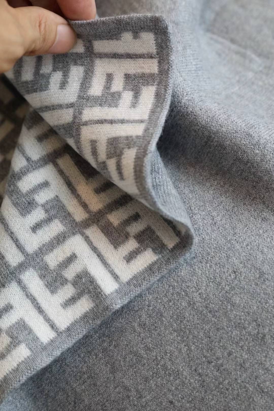 【FENDI旗艦店】フェンディ マント ショール ご好評に付き再入荷！