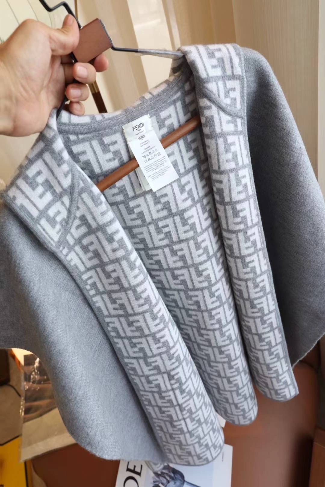【FENDI旗艦店】フェンディ マント ショール ご好評に付き再入荷！