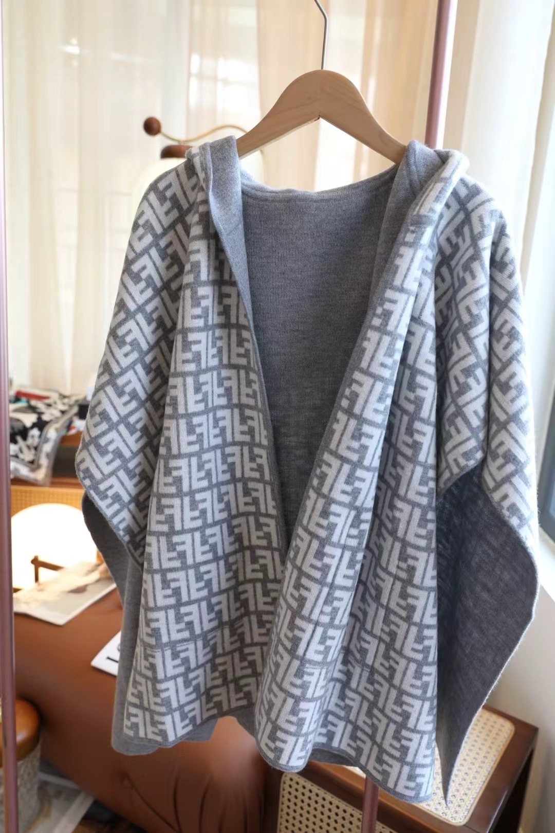 【FENDI旗艦店】フェンディ マント ショール ご好評に付き再入荷！