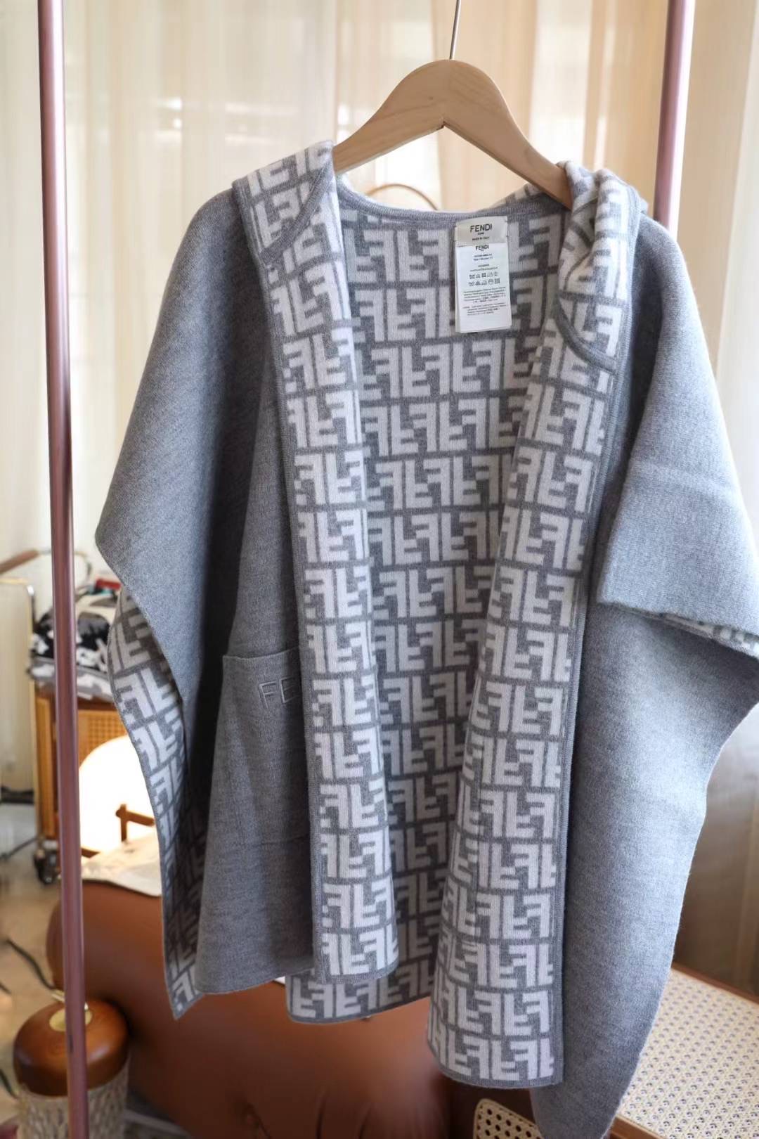 【FENDI旗艦店】フェンディ マント ショール ご好評に付き再入荷！