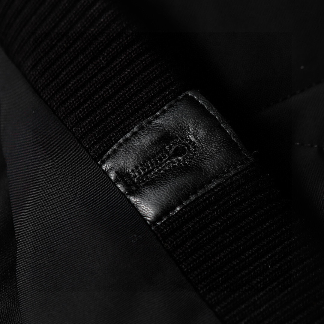 【PRADA旗艦店】プラダ ダウンジャケット ご好評に付き再入荷！