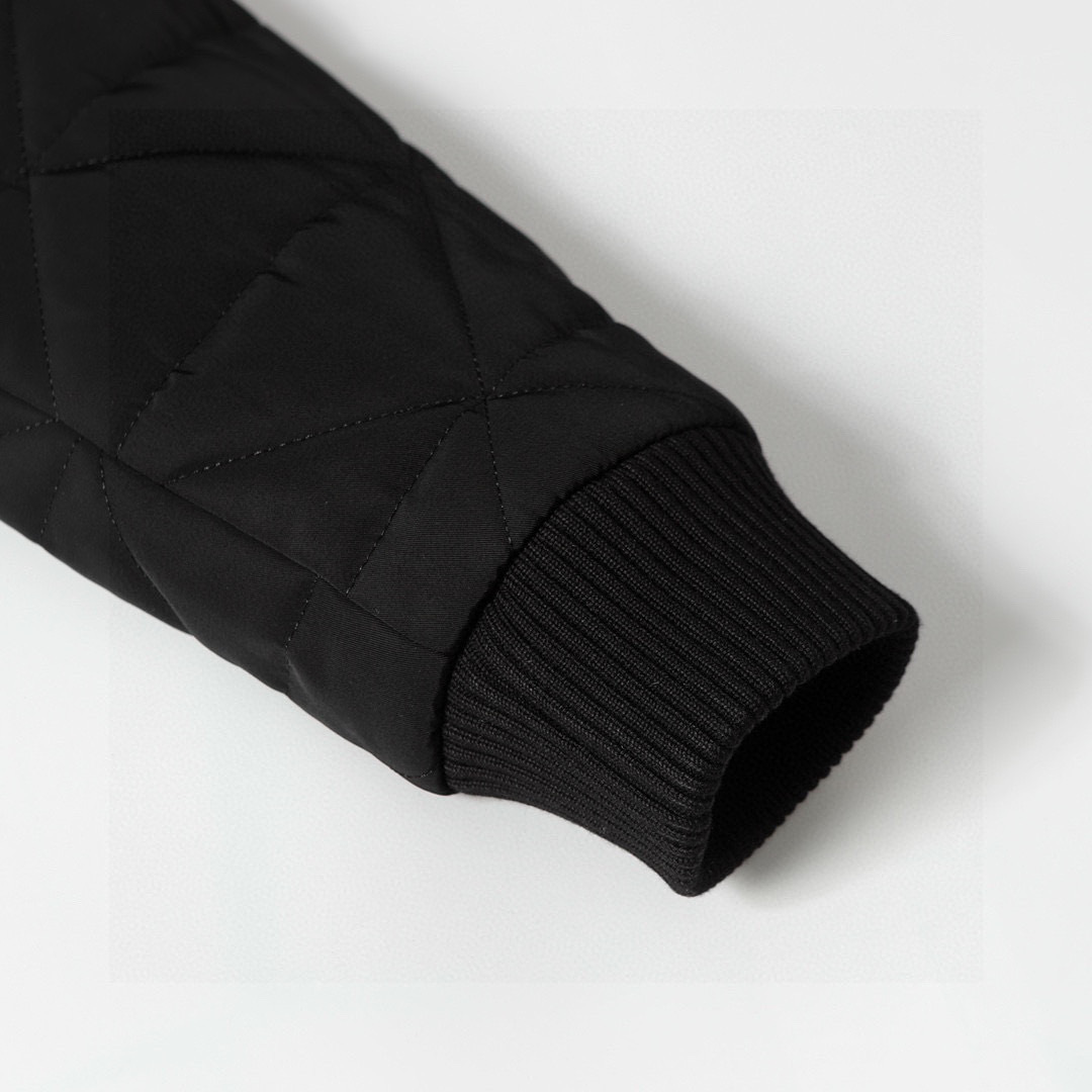 【PRADA旗艦店】プラダ ダウンジャケット ご好評に付き再入荷！