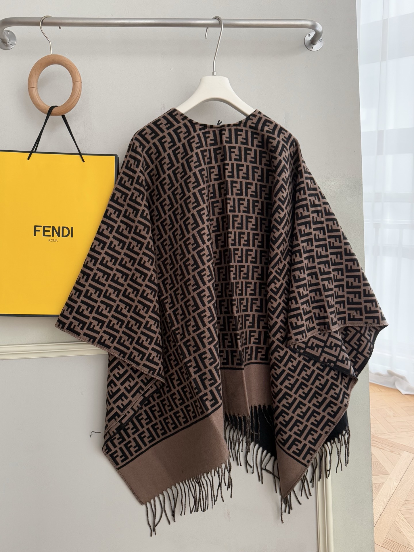 【FENDI旗艦店】フェンディ マント ショール ご好評に付き再入荷！