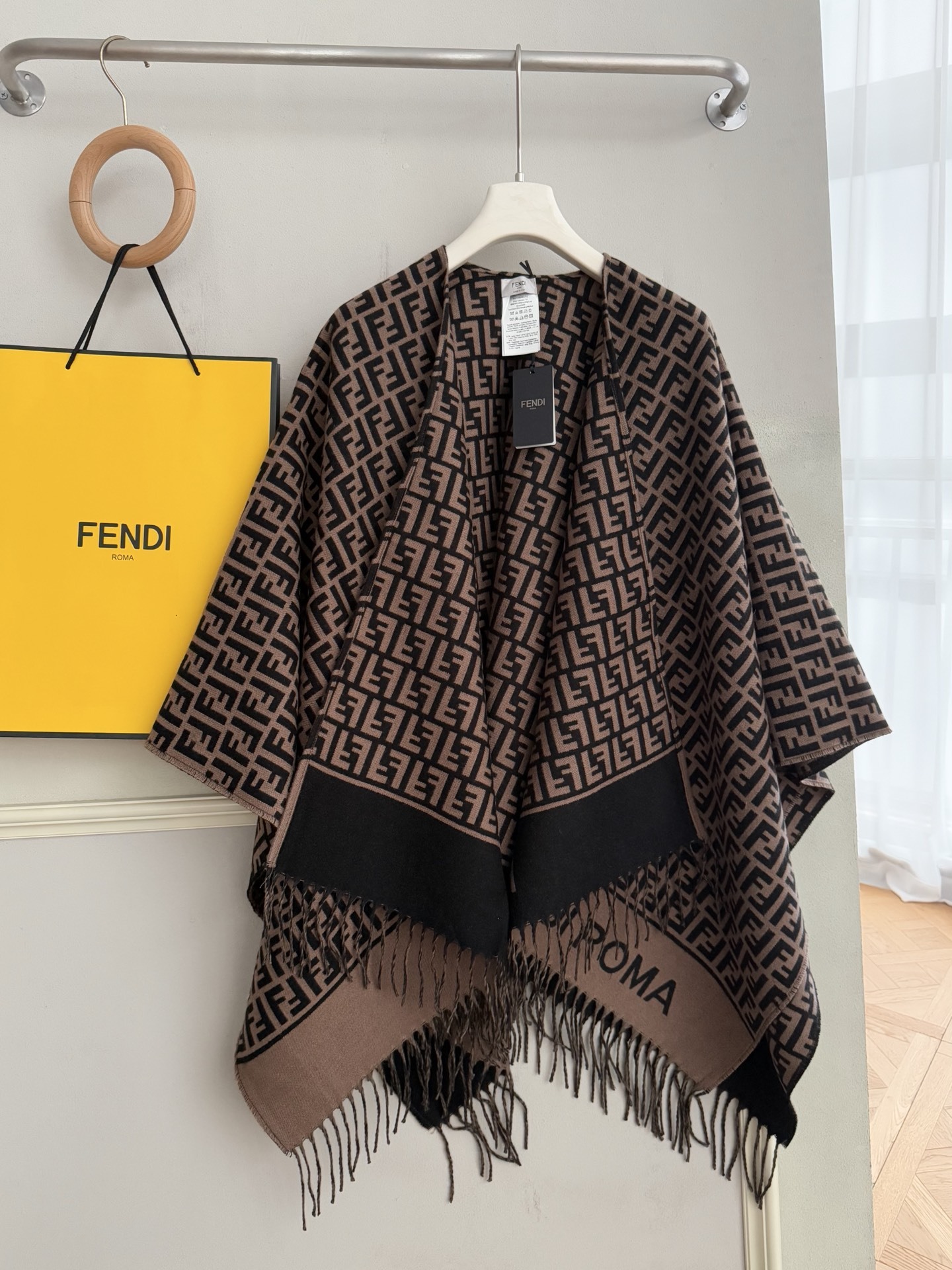 【FENDI旗艦店】フェンディ マント ショール ご好評に付き再入荷！