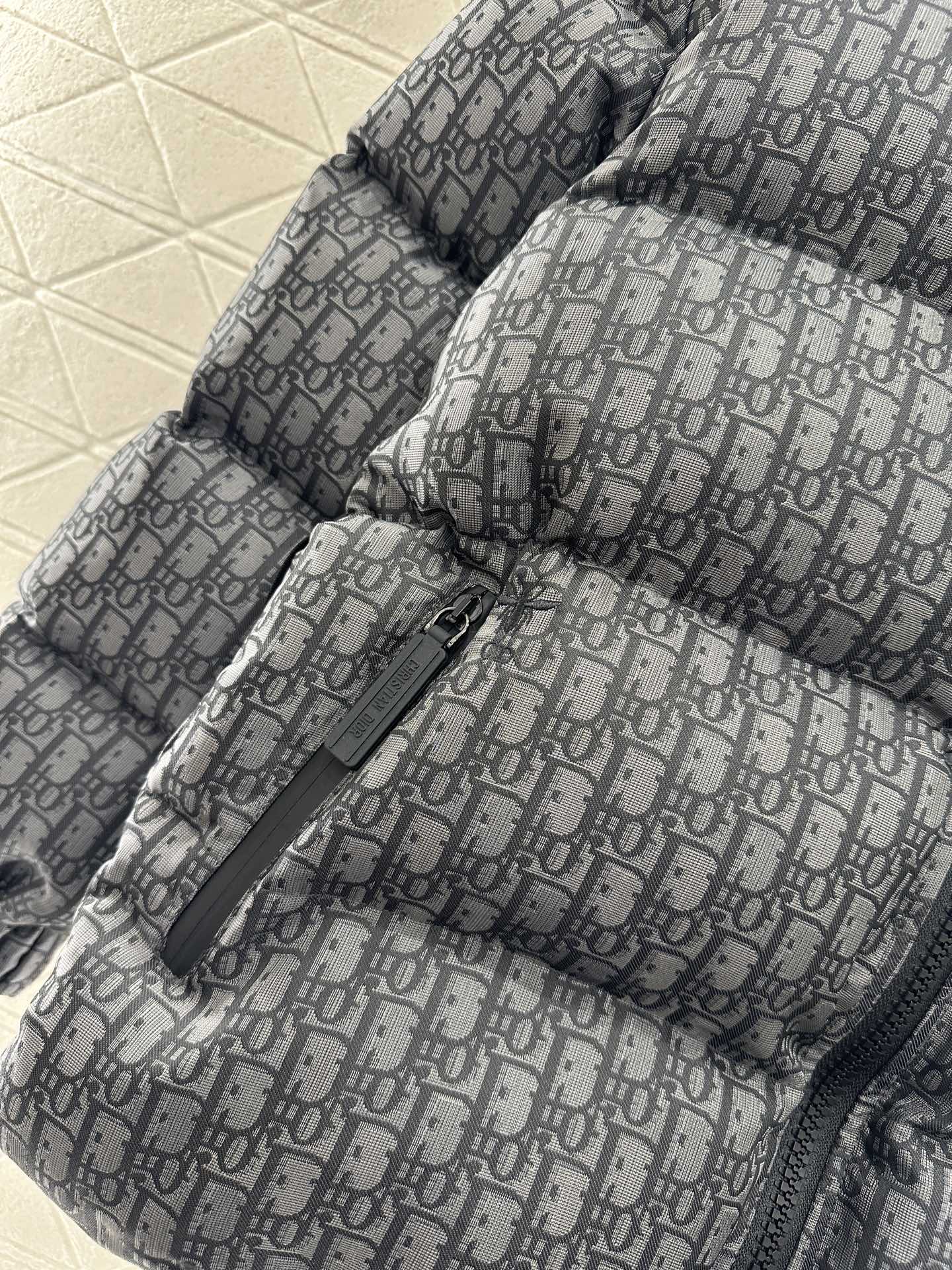 【DIOR公式 旗艦店】（ディオール ） ダウンジャケット、ご好評に付き再入荷！