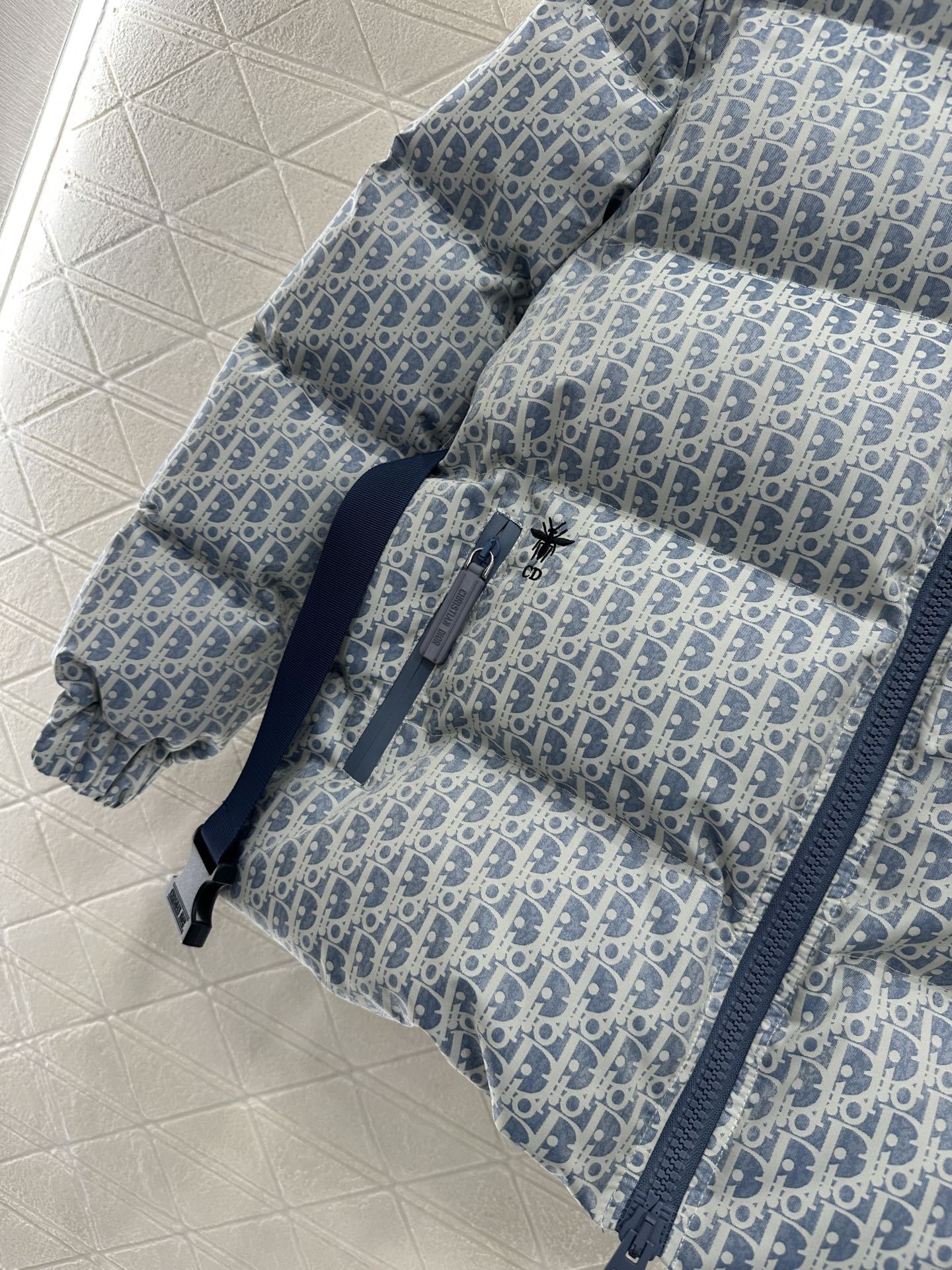 【DIOR公式 旗艦店】（ディオール ） ダウンジャケット、ご好評に付き再入荷！