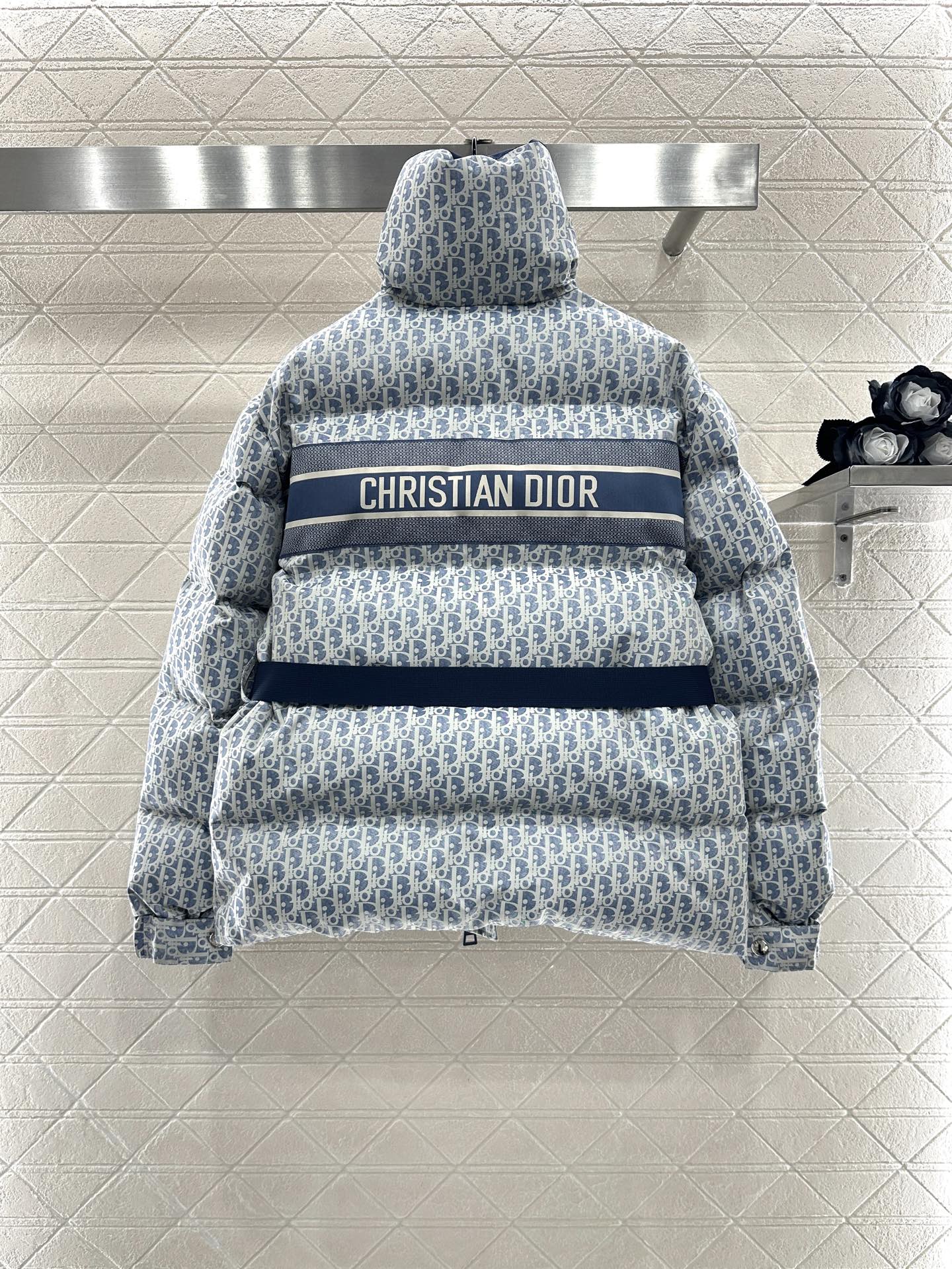 【DIOR公式 旗艦店】（ディオール ） ダウンジャケット、ご好評に付き再入荷！