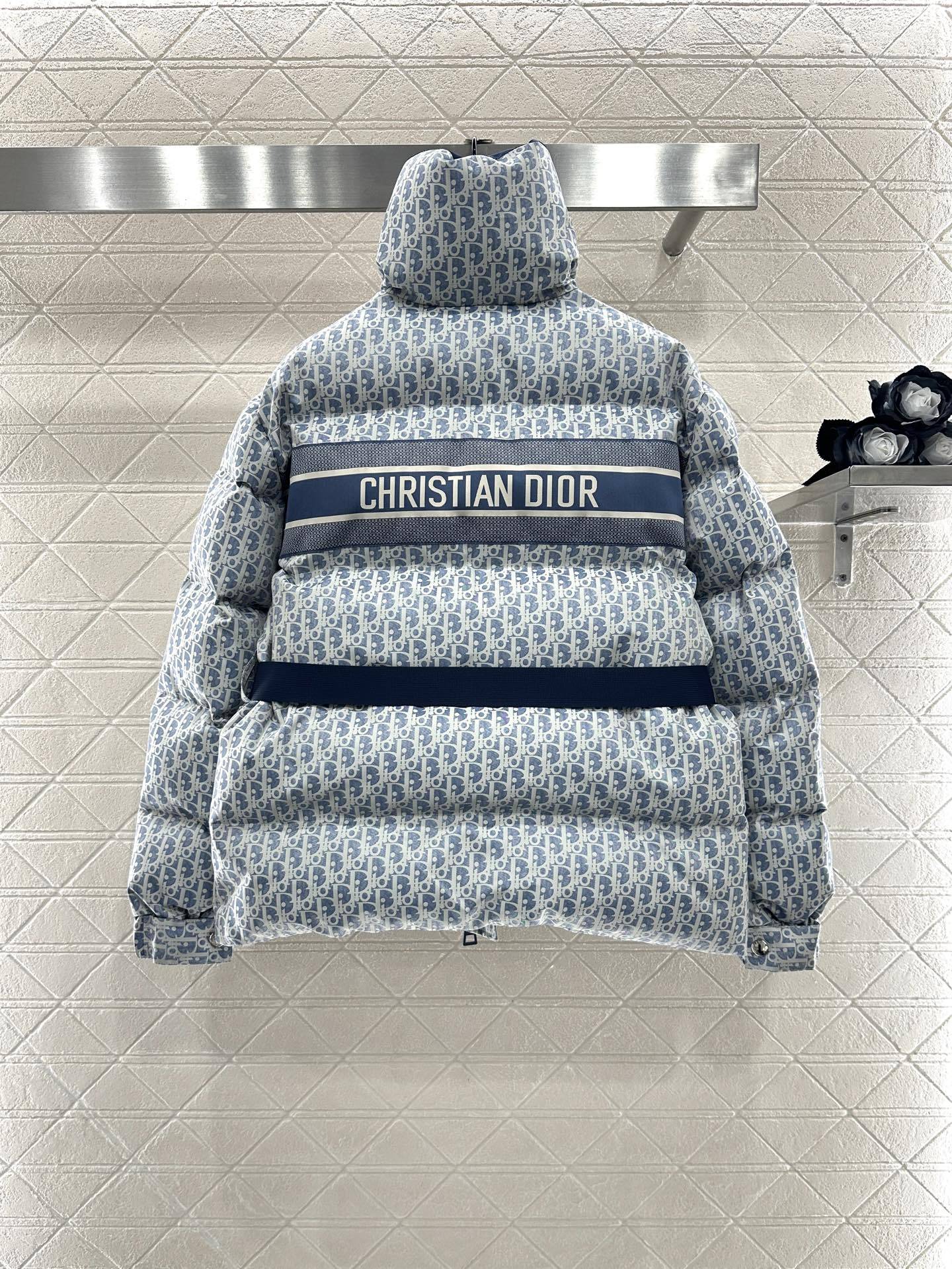 【DIOR公式 旗艦店】（ディオール ） ダウンジャケット、ご好評に付き再入荷！