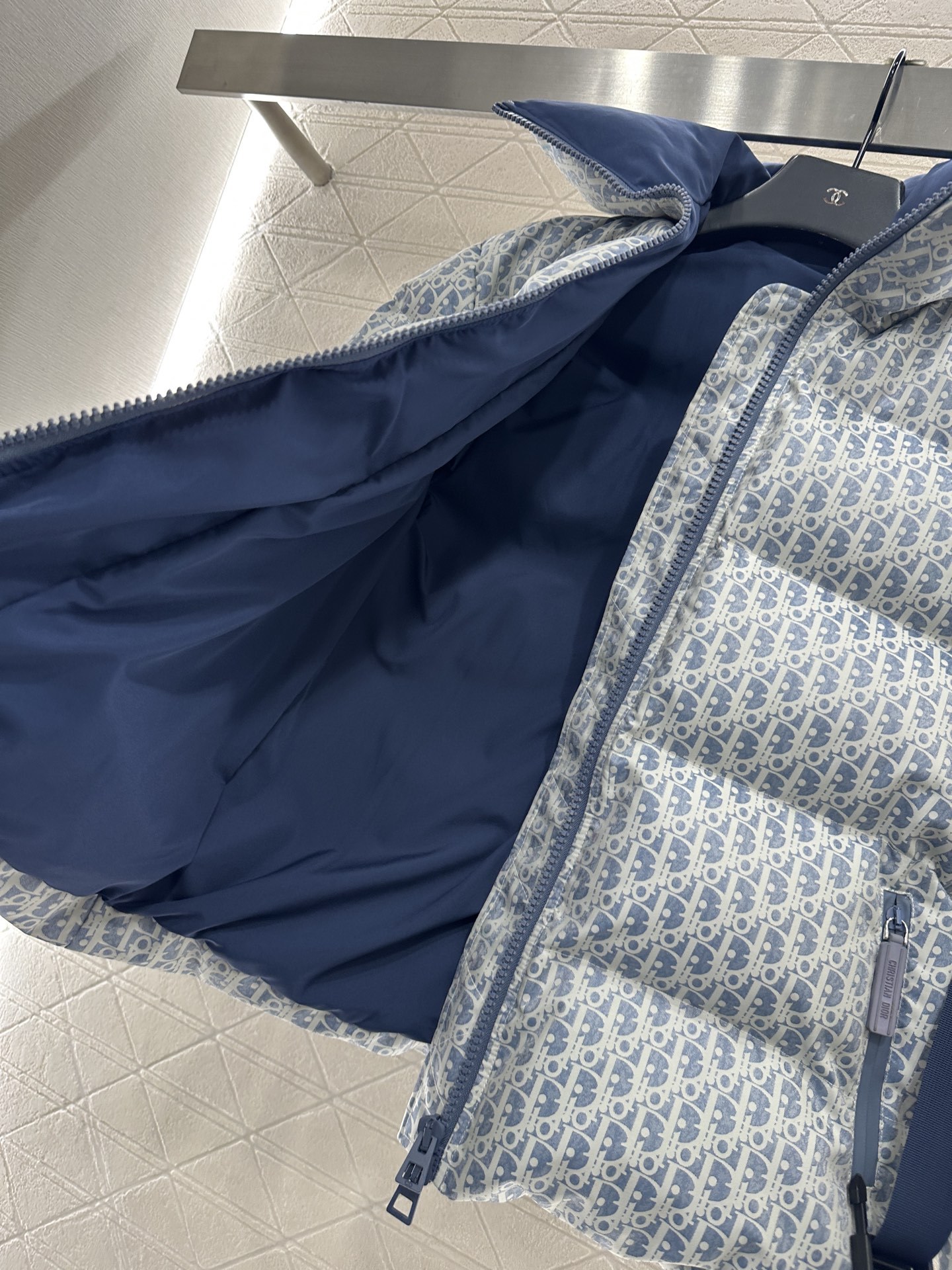 【DIOR公式 旗艦店】（ディオール ） ダウンジャケット、ご好評に付き再入荷！