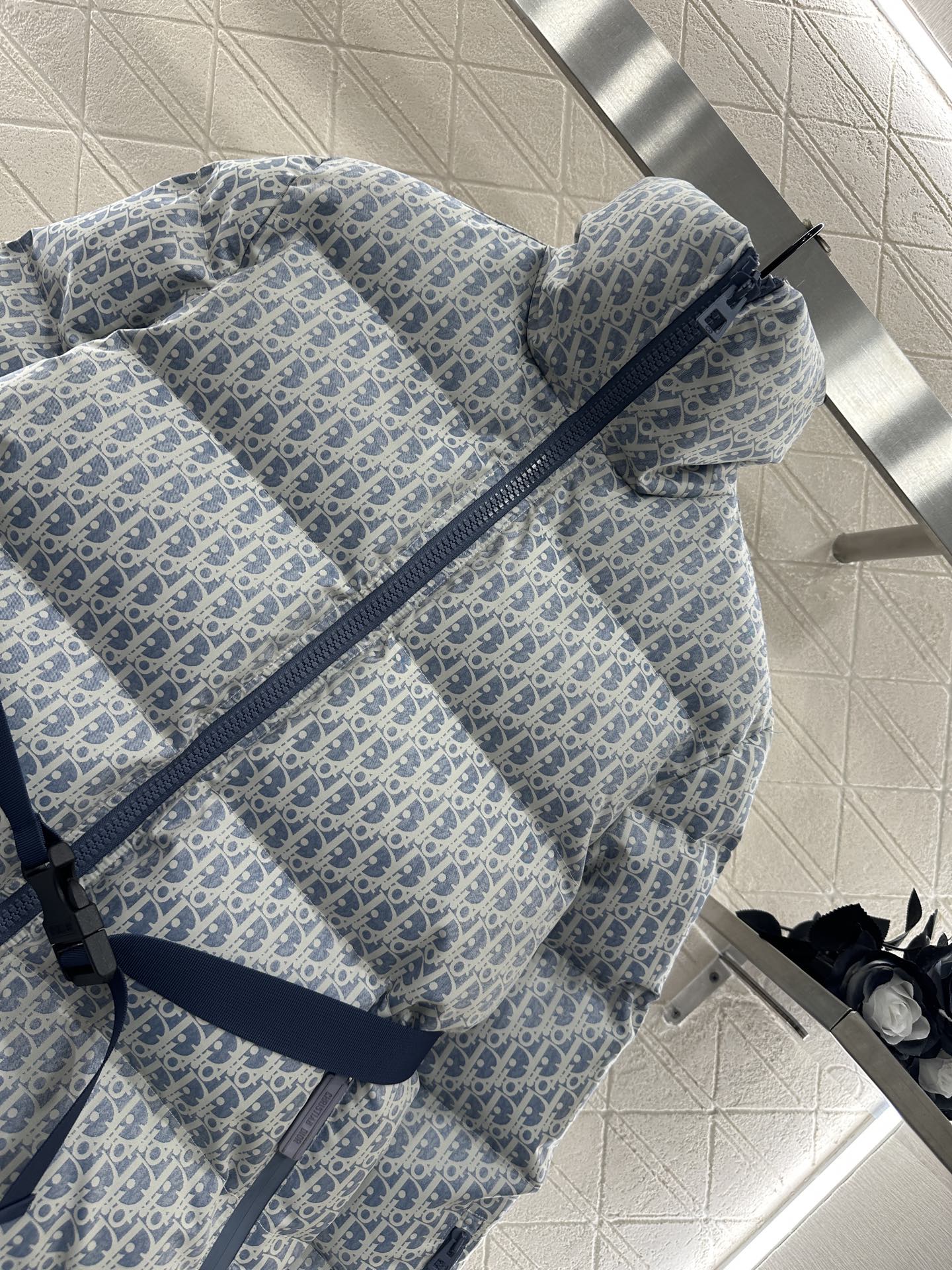 【DIOR公式 旗艦店】（ディオール ） ダウンジャケット、ご好評に付き再入荷！