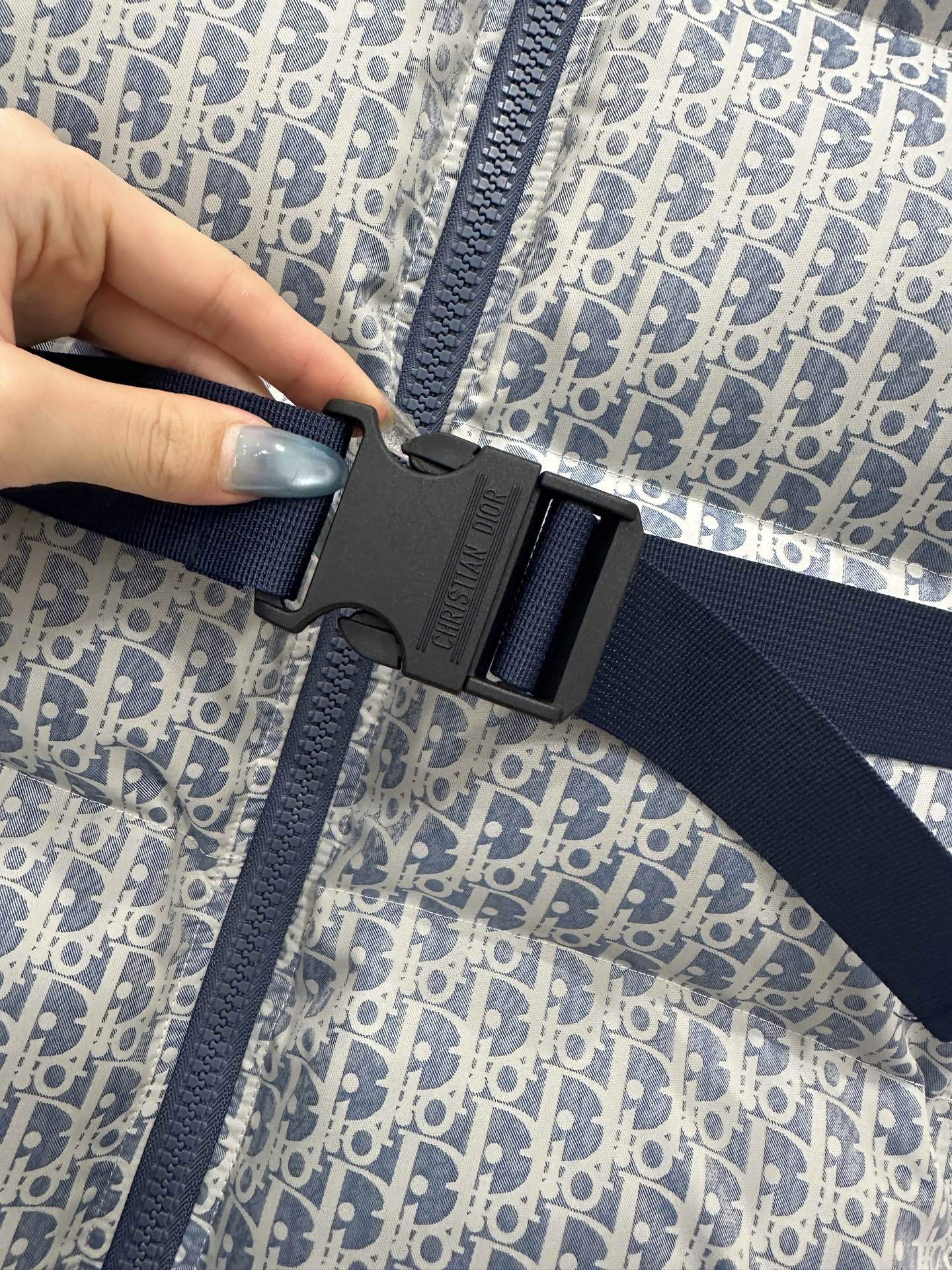 【DIOR公式 旗艦店】（ディオール ） ダウンジャケット、ご好評に付き再入荷！