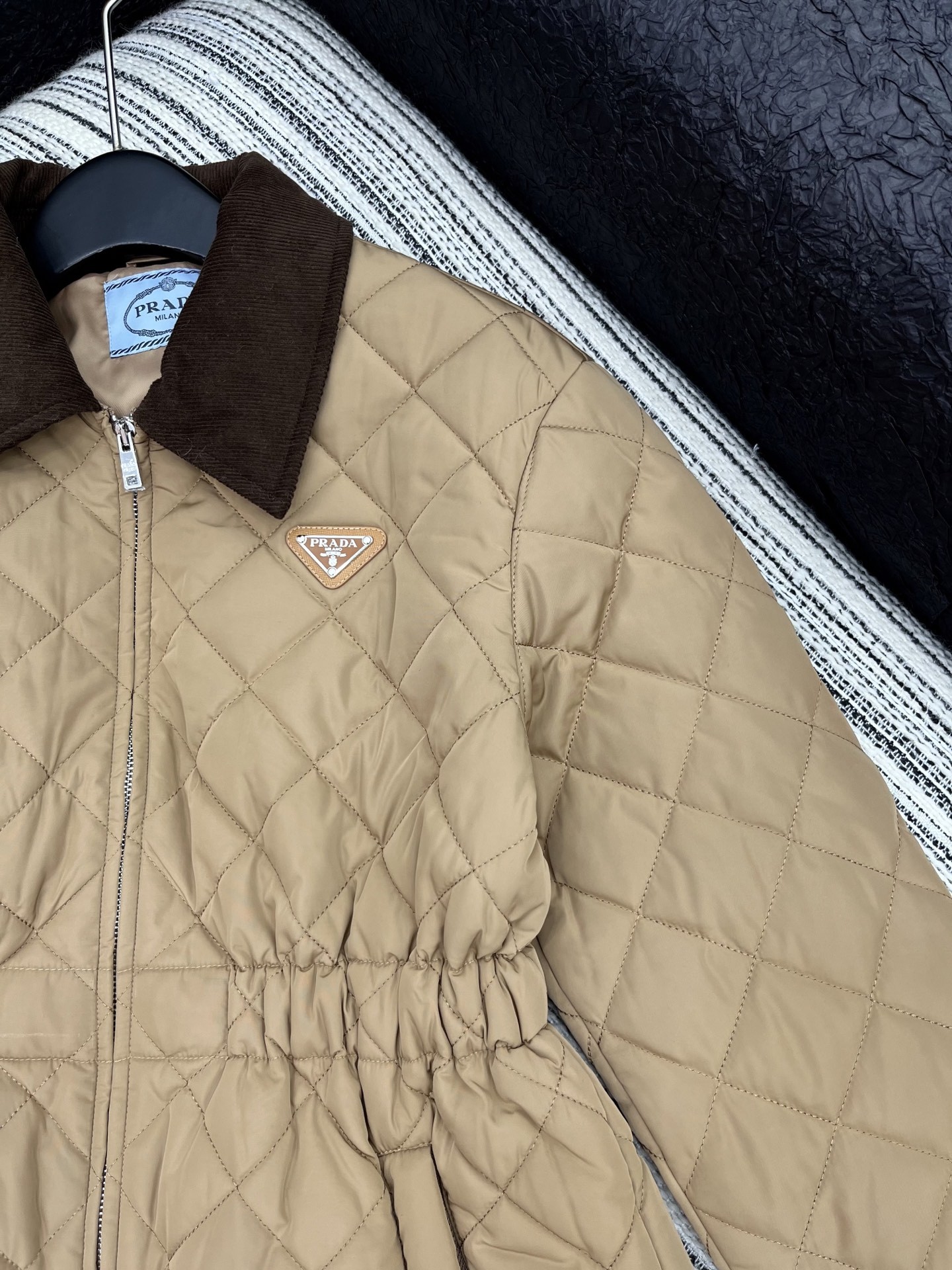 【PRADA旗艦店】ダウンジャケット、ご好評に付き再入荷！