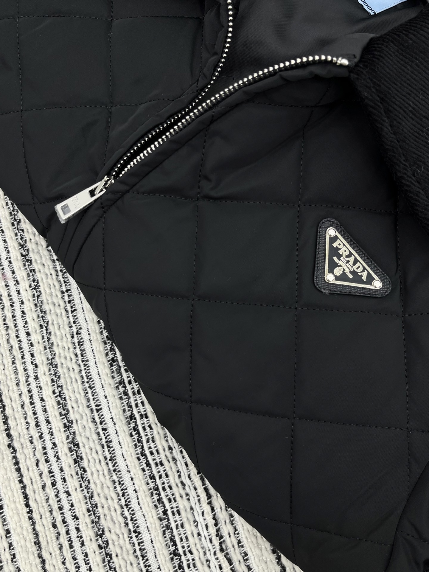 【PRADA旗艦店】ダウンジャケット、ご好評に付き再入荷！
