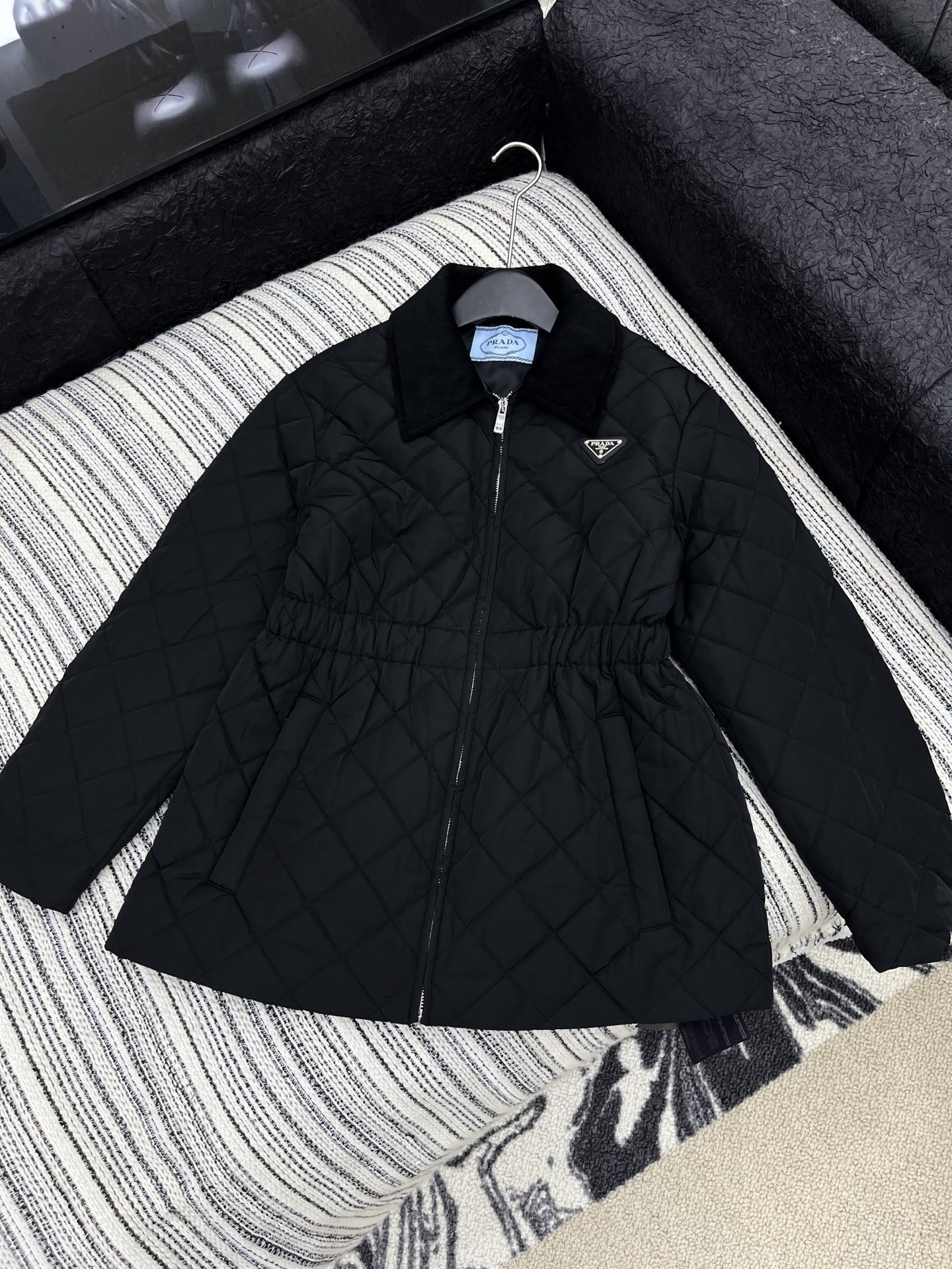 【PRADA旗艦店】ダウンジャケット、ご好評に付き再入荷！