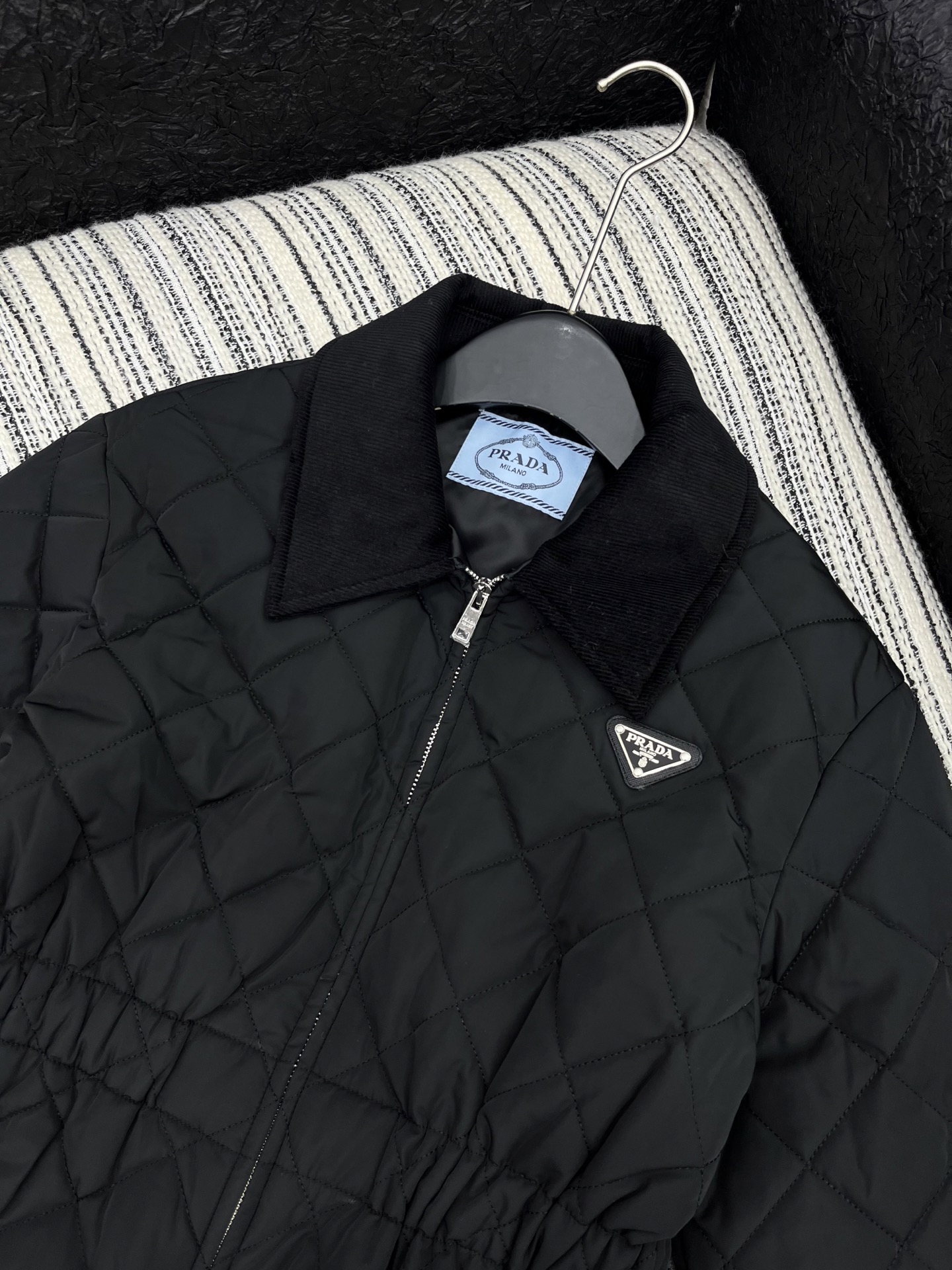 【PRADA旗艦店】ダウンジャケット、ご好評に付き再入荷！