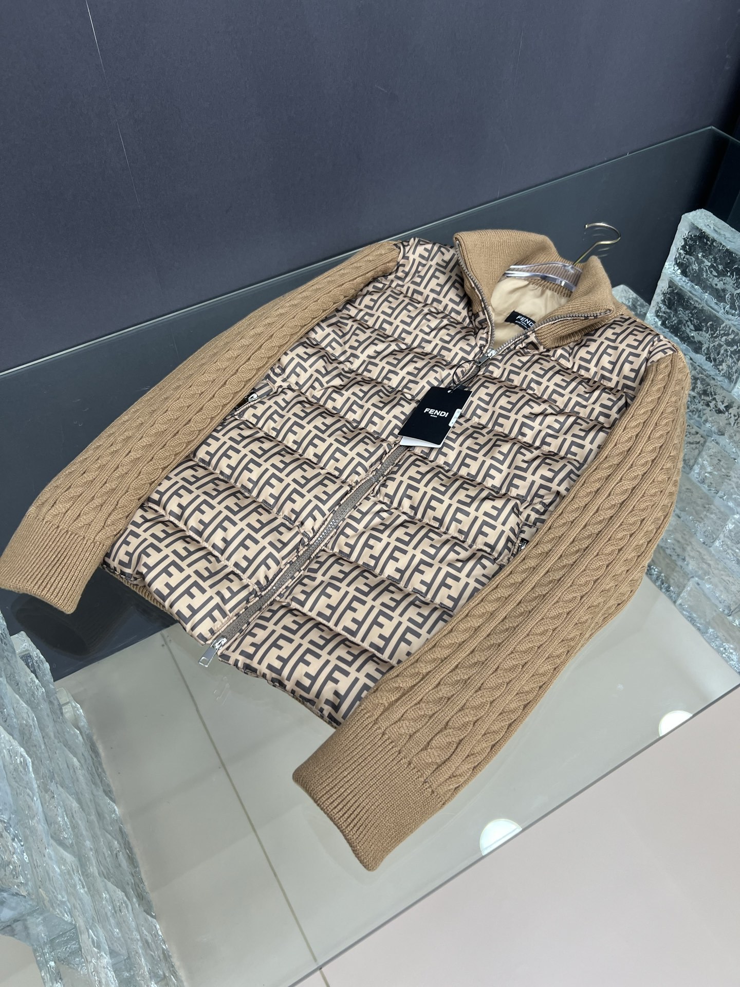 【FENDI旗艦店】フェンディ ダウンジャケット ご好評に付き再入荷！