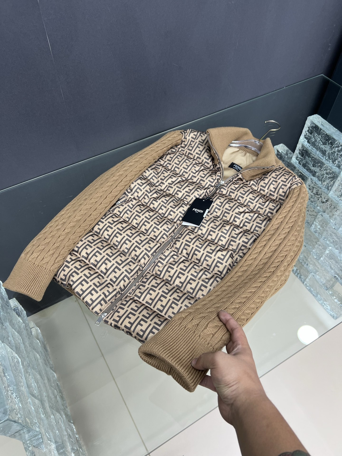 【FENDI旗艦店】フェンディ ダウンジャケット ご好評に付き再入荷！