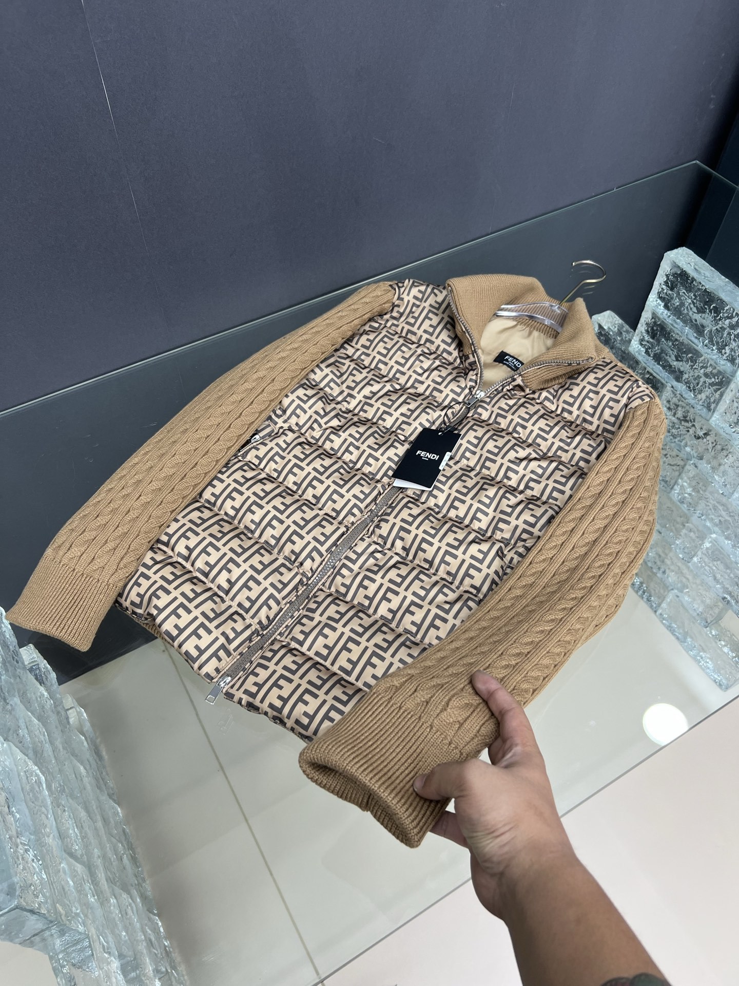 【FENDI旗艦店】フェンディ ダウンジャケット ご好評に付き再入荷！