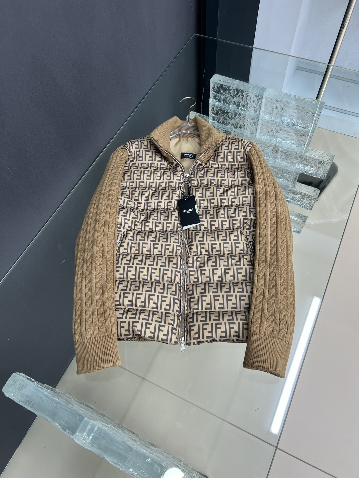 【FENDI旗艦店】フェンディ ダウンジャケット ご好評に付き再入荷！