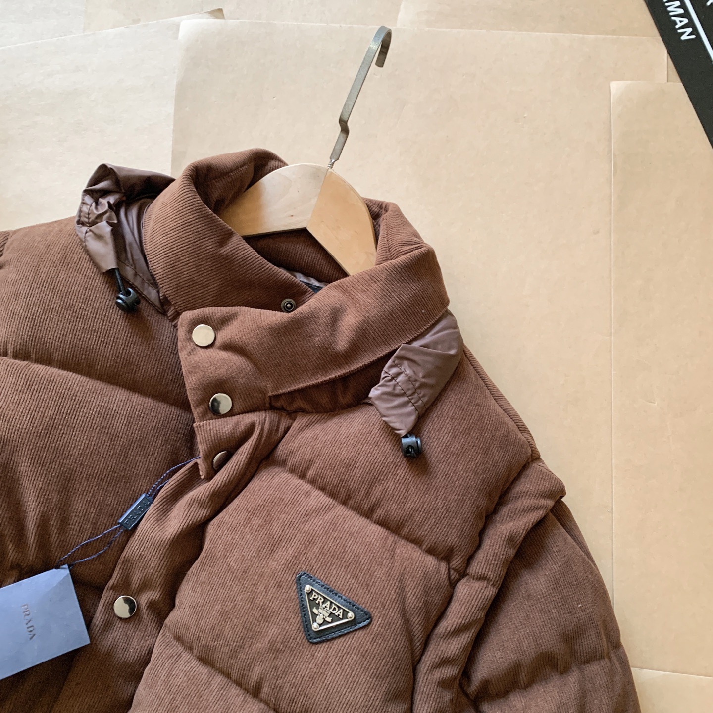 【PRADA旗艦店】（プラダ）着脱式ダウンジャケット、ご好評に付き再入荷！