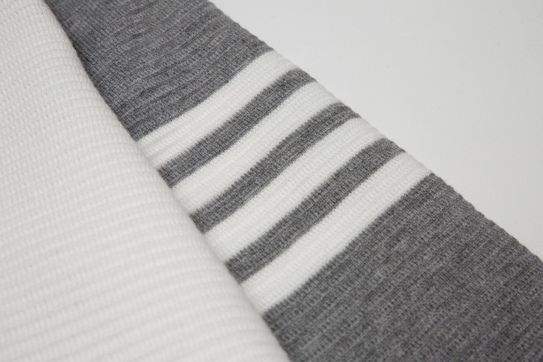 【THOM BROWNE旗艦店】セーター 男女兼用 ご好評に付き再入荷！