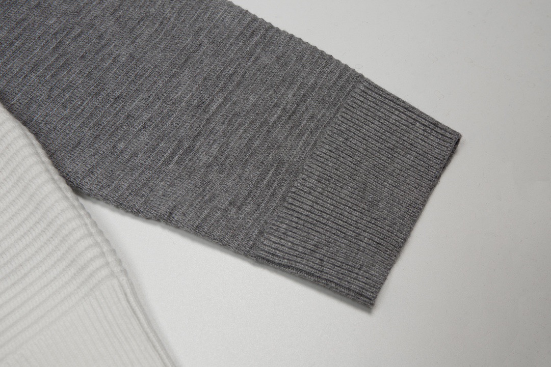 【THOM BROWNE旗艦店】セーター 男女兼用 ご好評に付き再入荷！